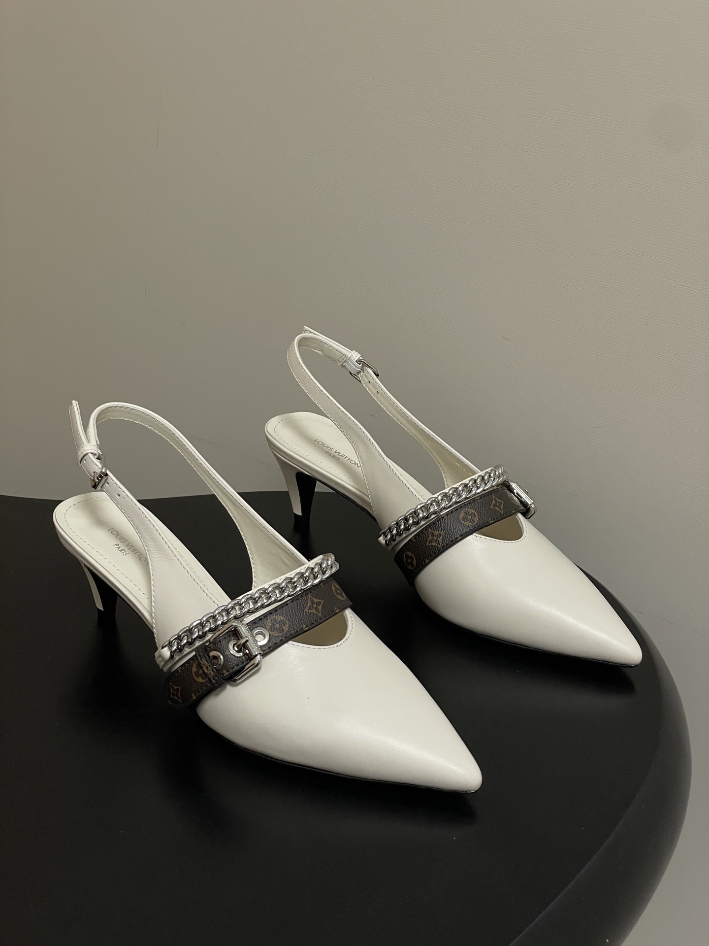 루이비통(LV) 체인 백스트랩 샌들 신발