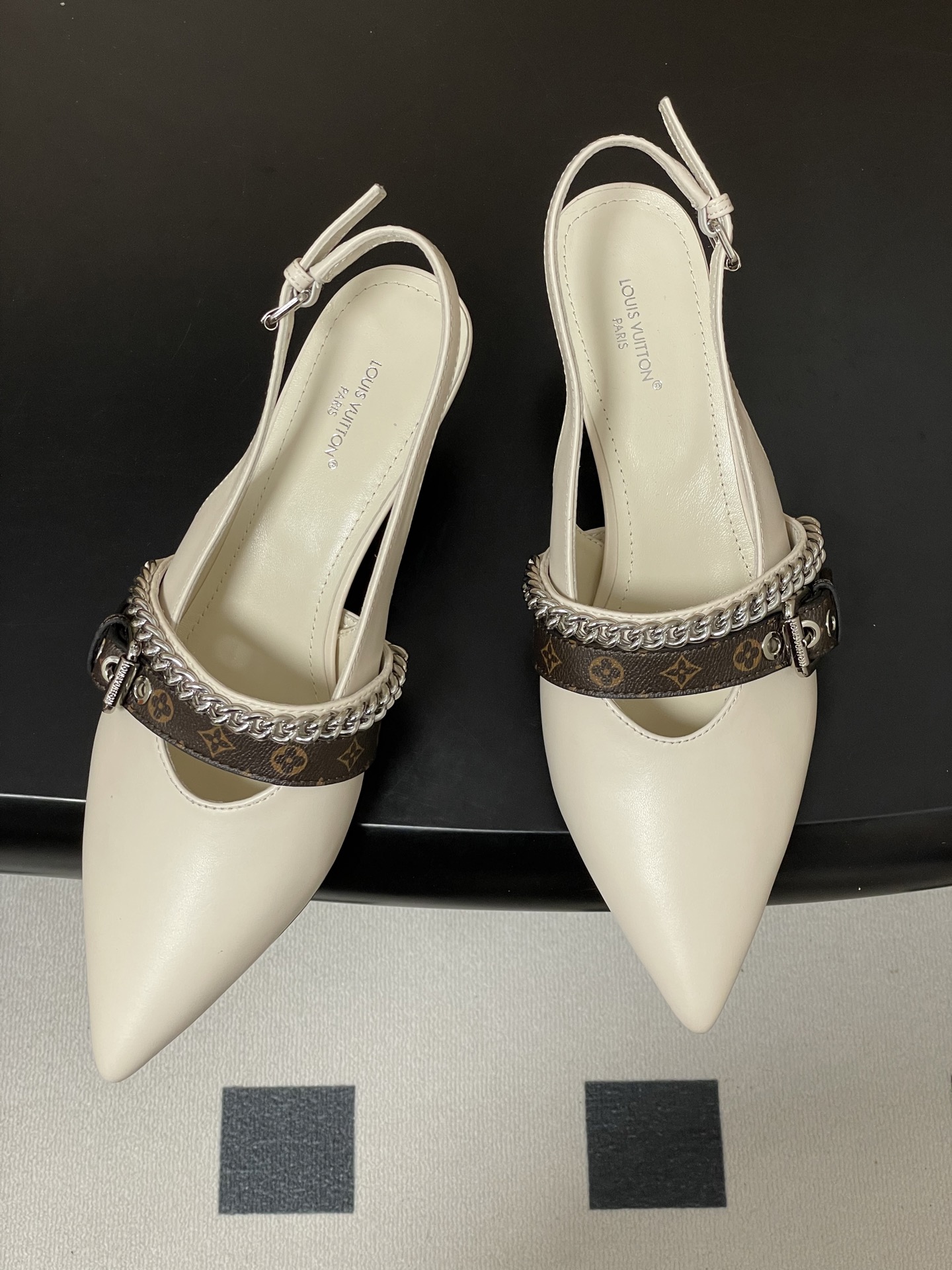 루이비통(LV) 체인 백스트랩 샌들 신발