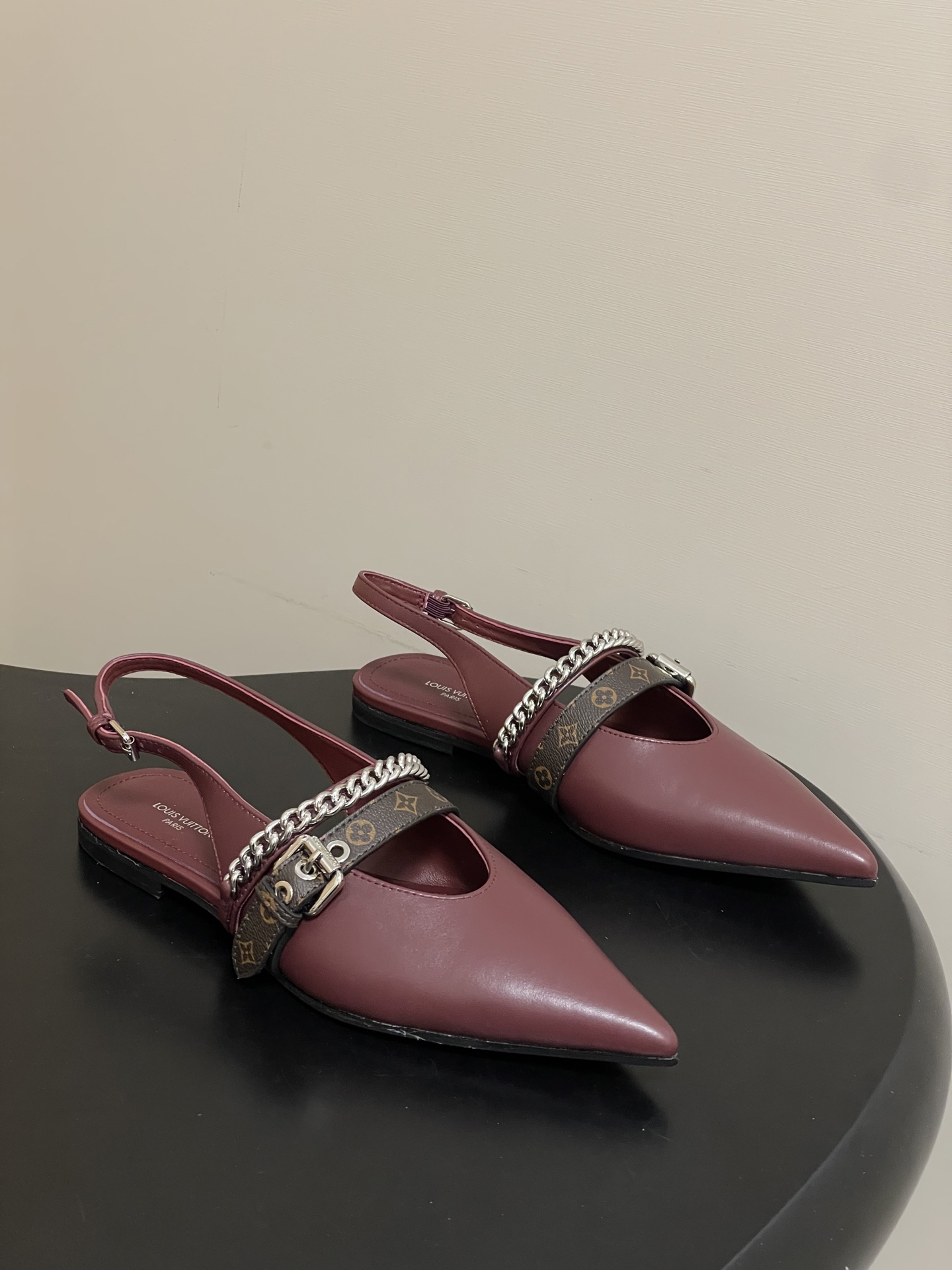 루이비통(LV) 체인 백스트랩 플랫 샌들 신발