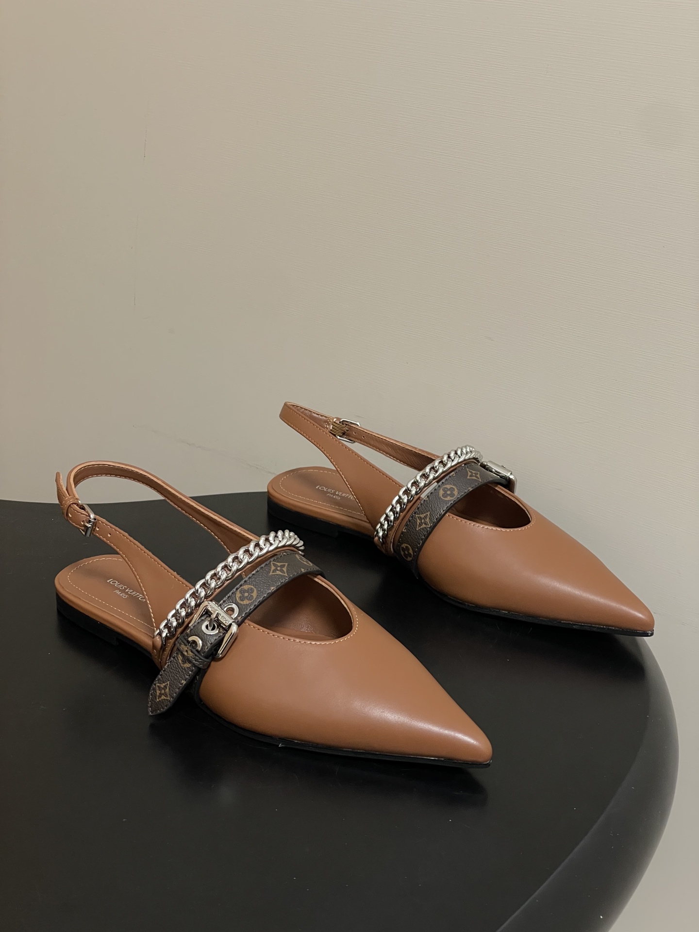 루이비통(LV) 체인 백스트랩 플랫 샌들 신발