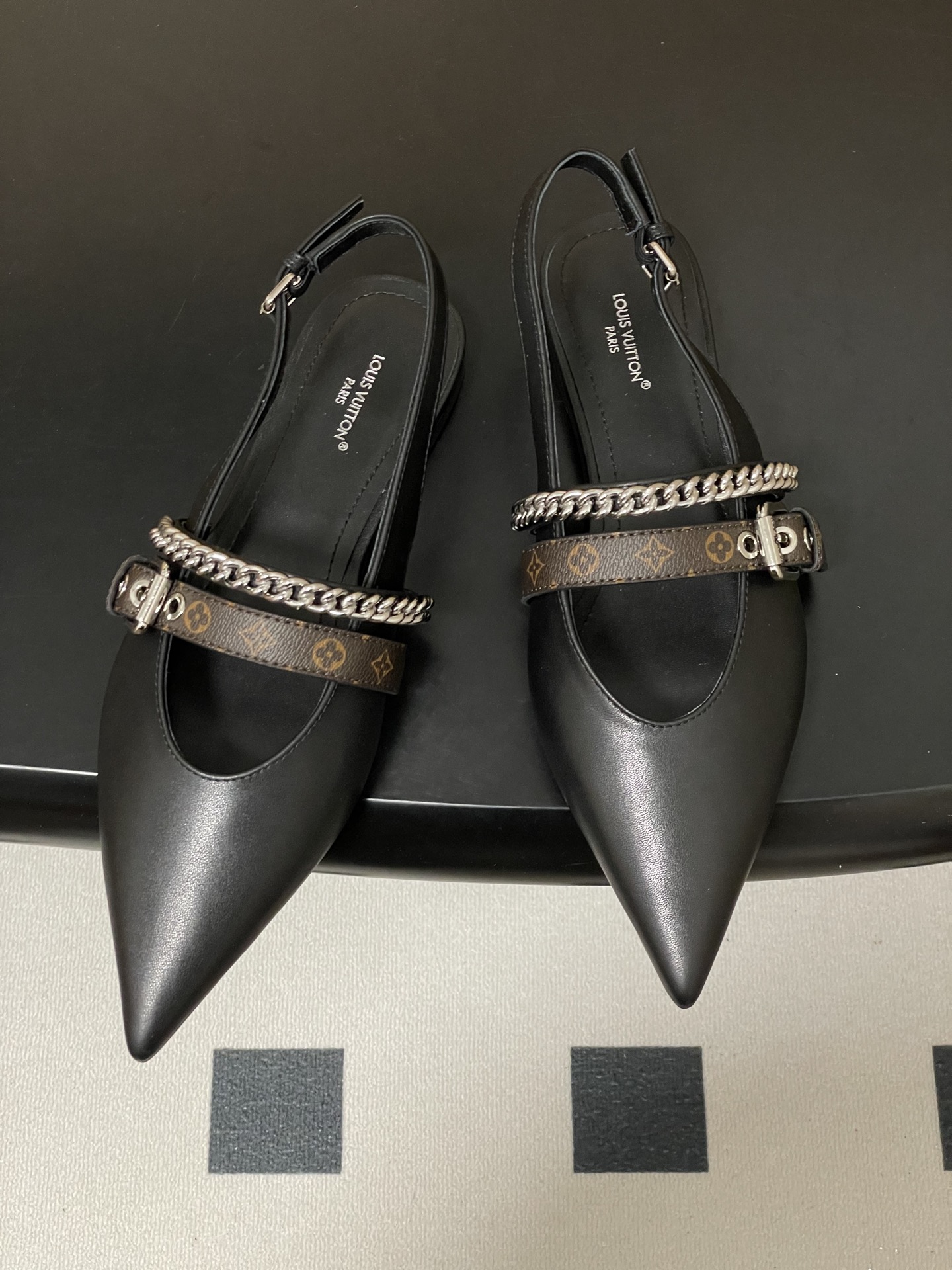 루이비통(LV) 체인 백스트랩 플랫 샌들 신발