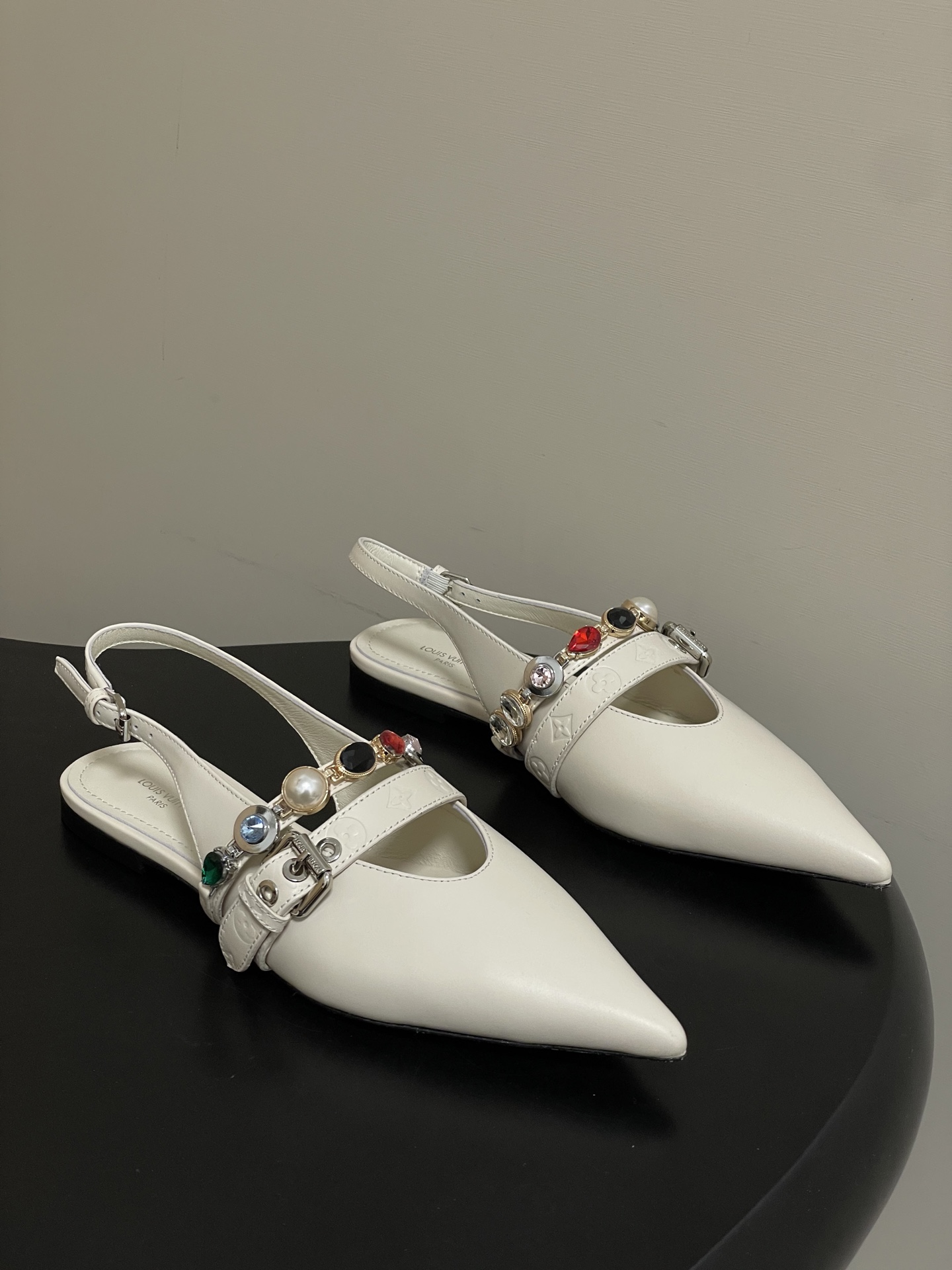 루이비통(LV)  주얼 체인 백스트랩 플랫 샌들 신발