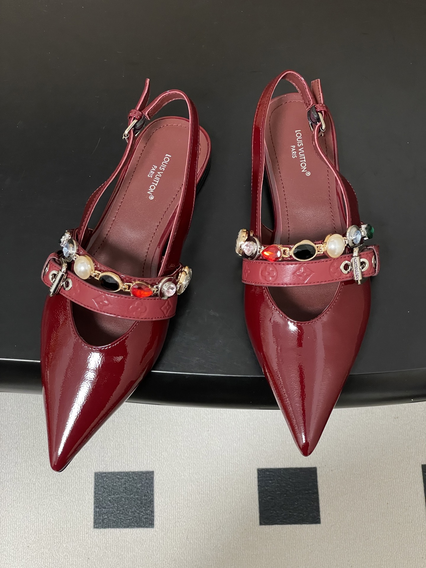 루이비통(LV)  주얼 체인 백스트랩 플랫 샌들 신발