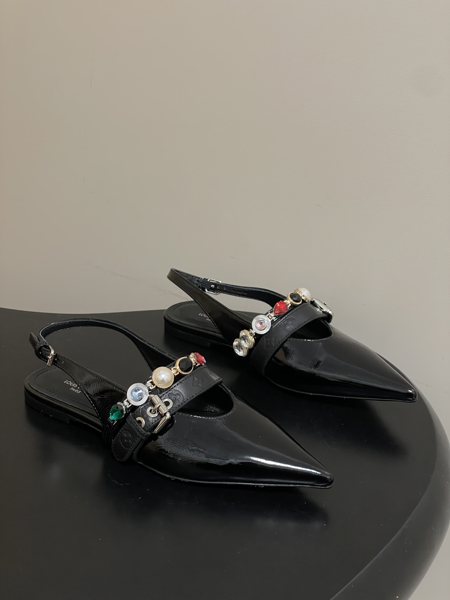 루이비통(LV)  주얼 체인 백스트랩 플랫 샌들 신발