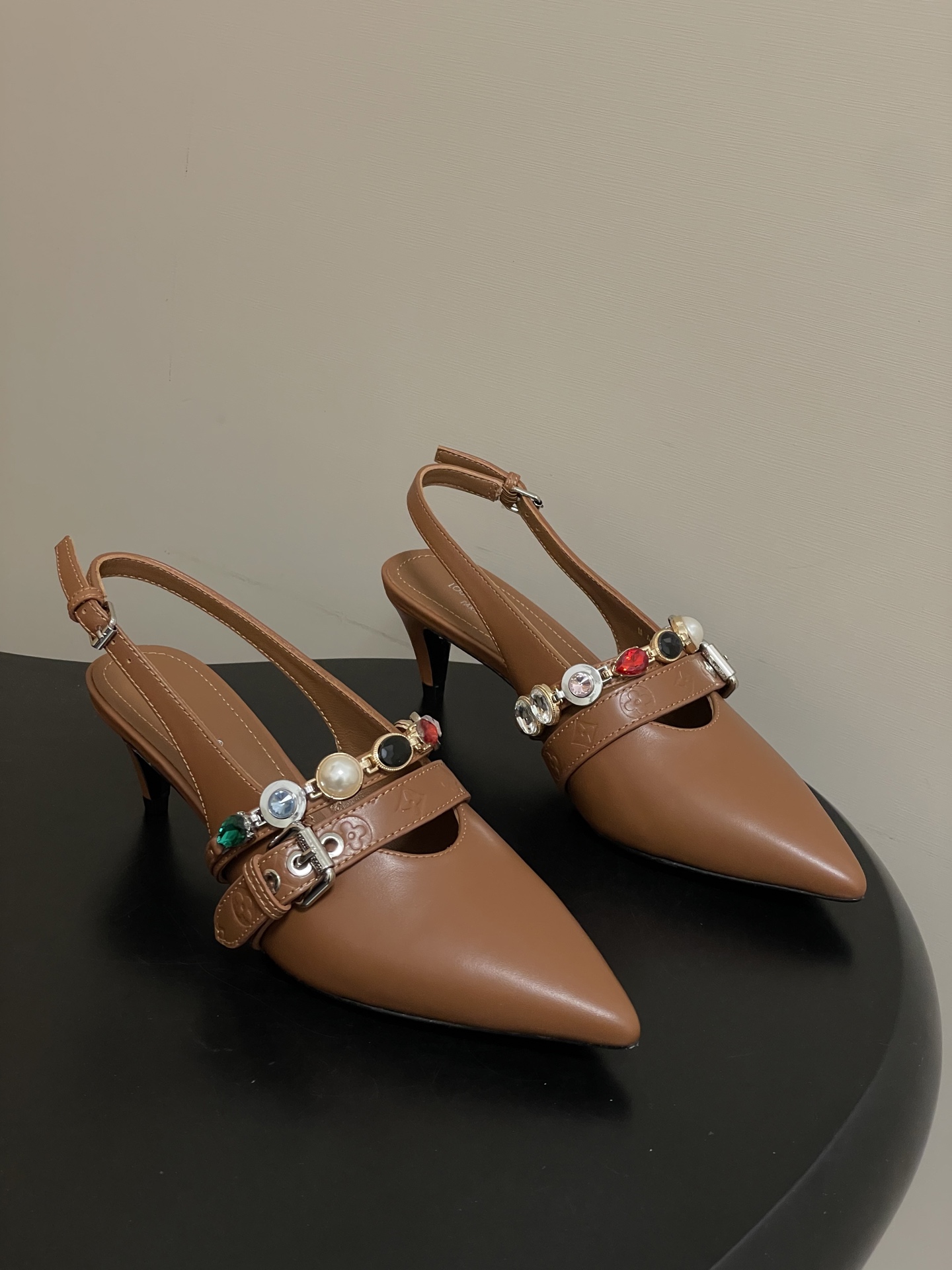 루이비통(LV)  주얼 체인 백스트랩 미들힐 샌들 신발