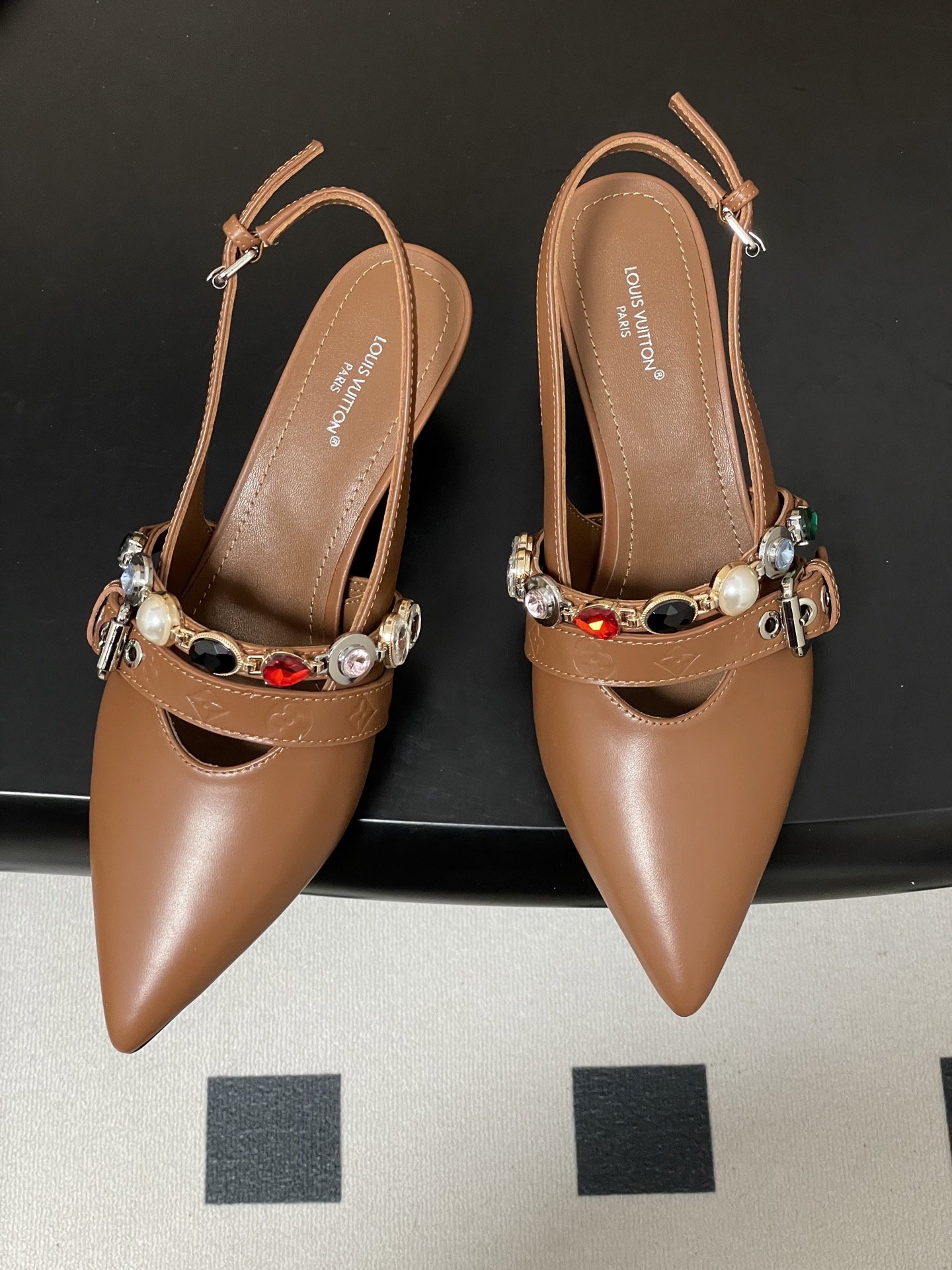 루이비통(LV)  주얼 체인 백스트랩 미들힐 샌들 신발