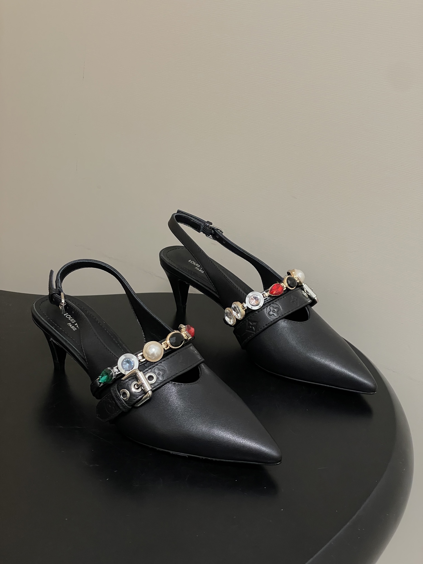 루이비통(LV)  주얼 체인 백스트랩 미들힐 샌들 신발