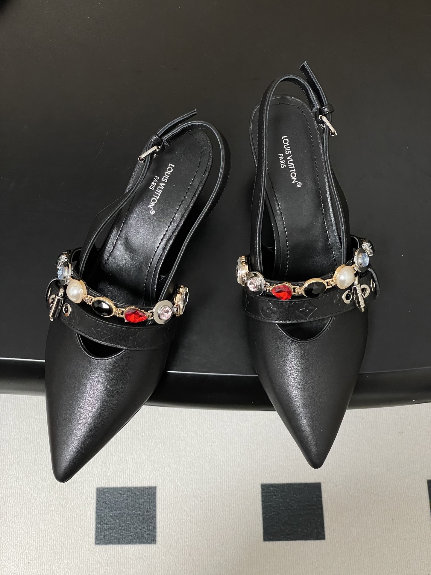 루이비통(LV)  주얼 체인 백스트랩 미들힐 샌들 신발