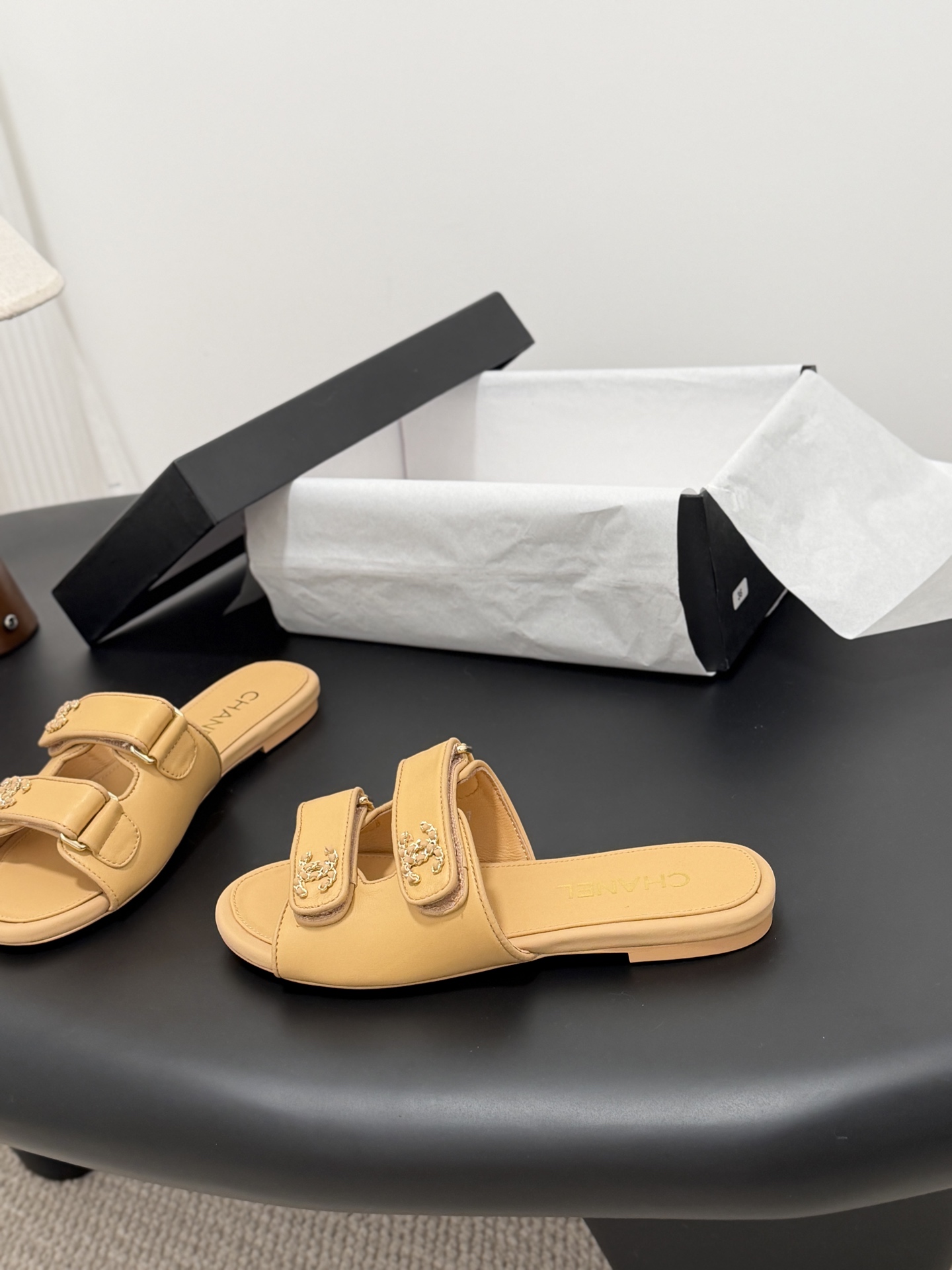 샤넬(CHANEL) 클래식 더블 C 로고 슬리퍼 신발