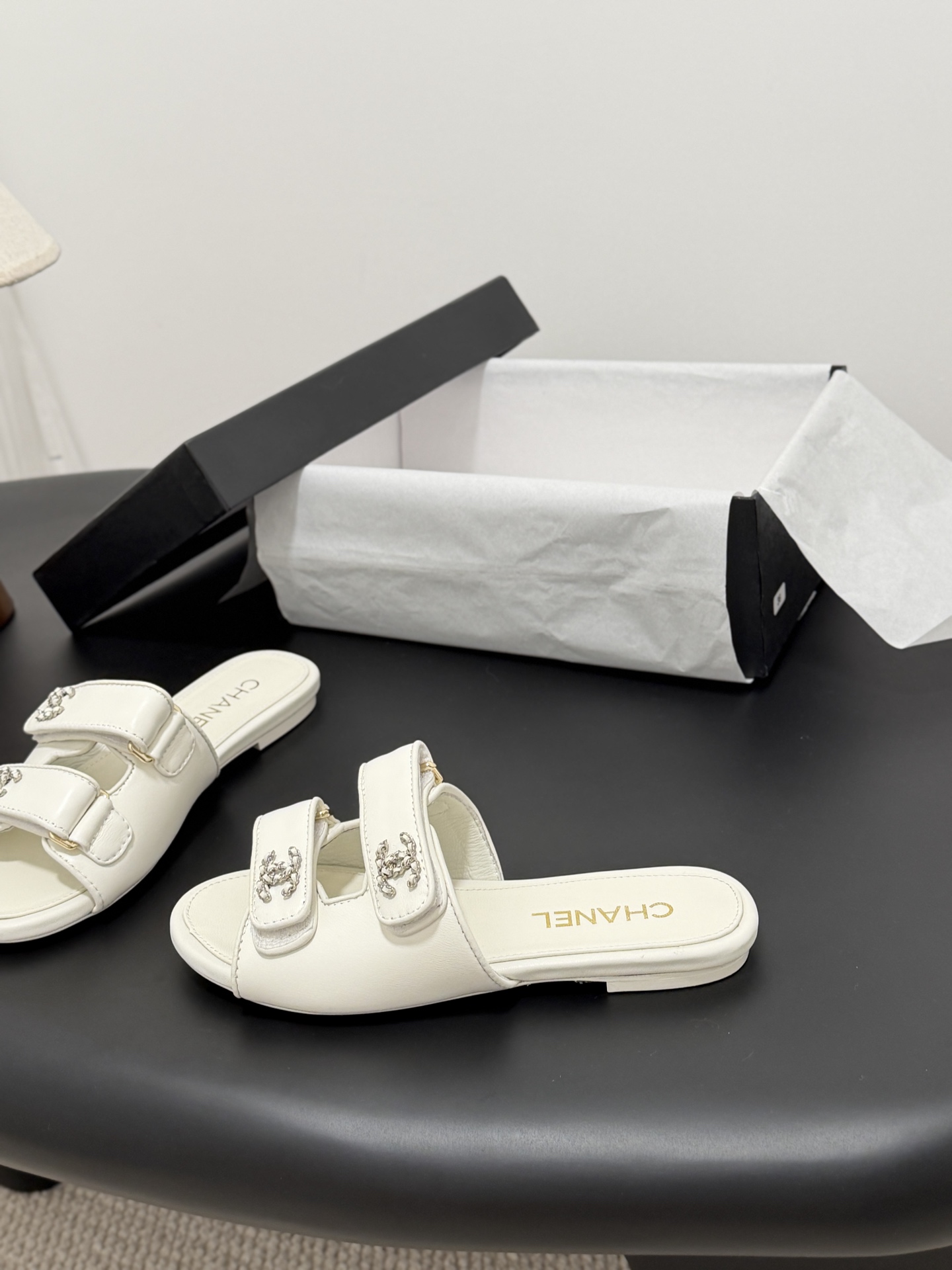 샤넬(CHANEL) 클래식 더블 C 로고 슬리퍼 신발