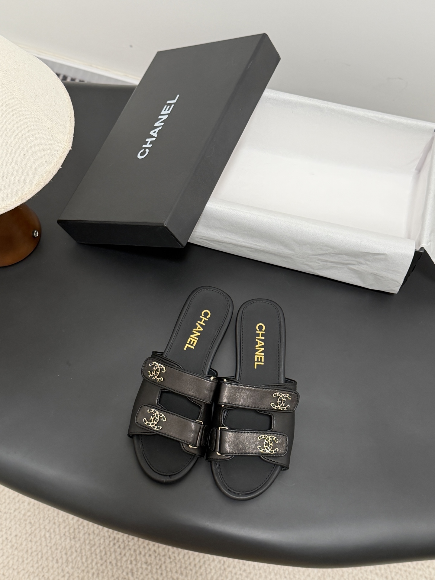 샤넬(CHANEL) 클래식 더블 C 로고 슬리퍼 신발