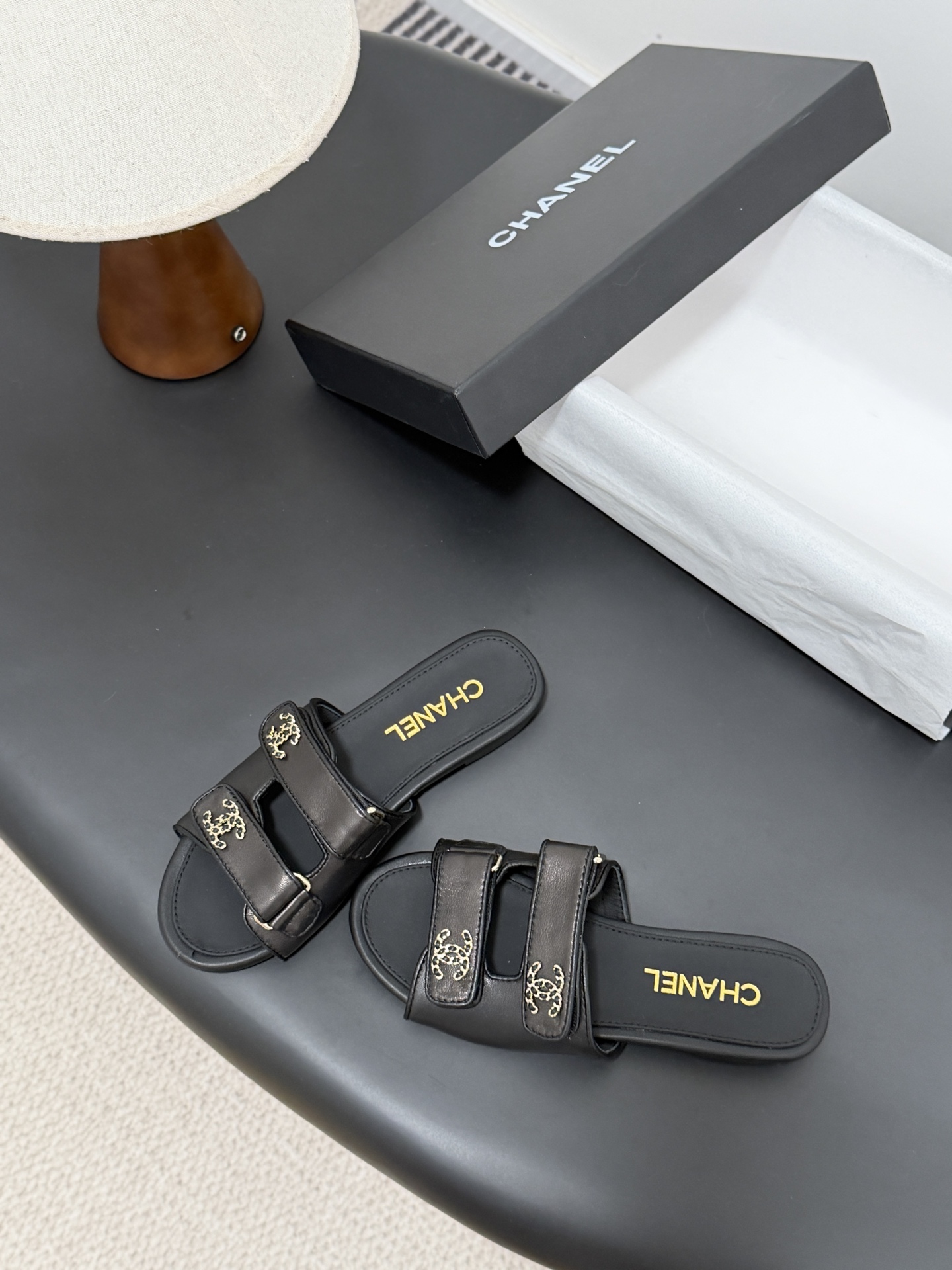 샤넬(CHANEL) 클래식 더블 C 로고 슬리퍼 신발