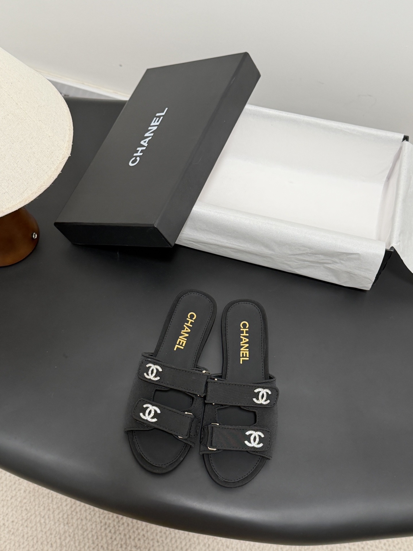 샤넬(CHANEL) 클래식 더블 C 로고 슬리퍼 신발
