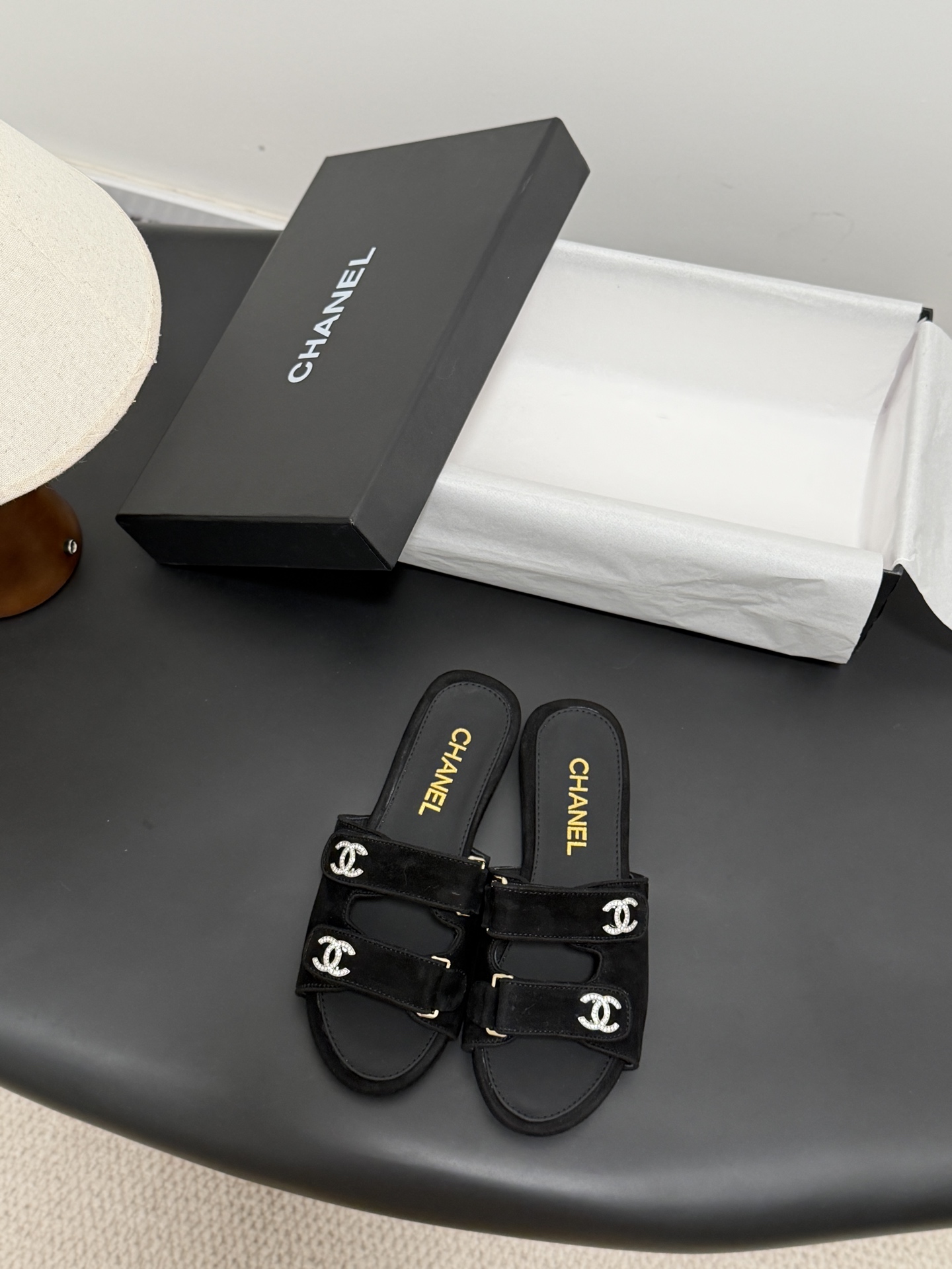 샤넬(CHANEL) 클래식 더블 C 로고 슬리퍼 신발