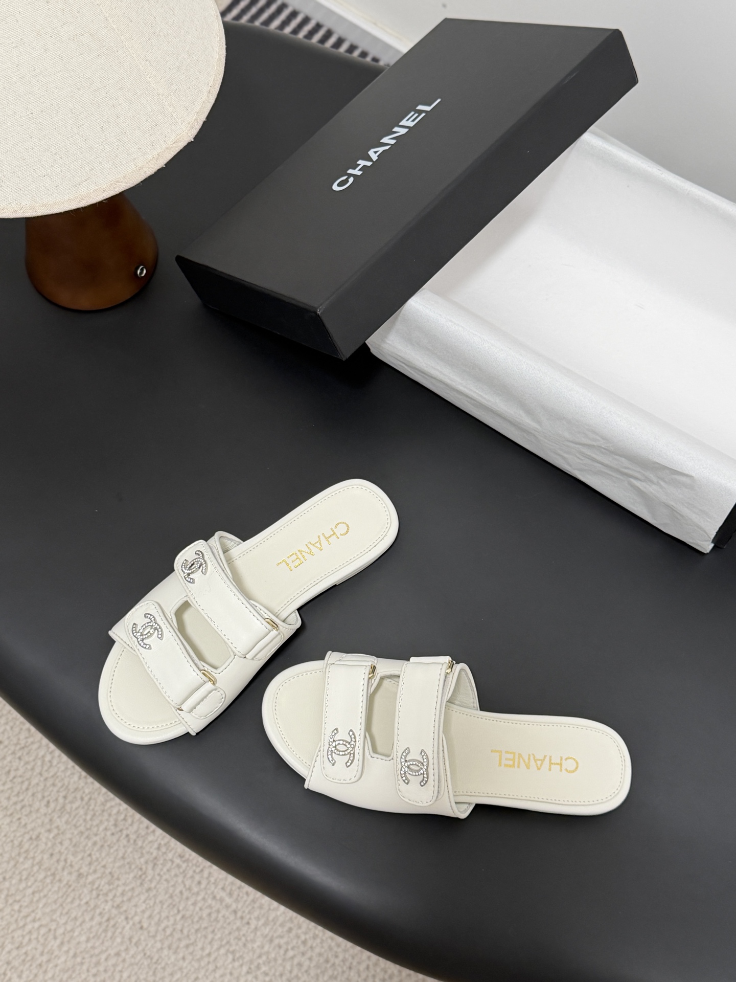 샤넬(CHANEL) 클래식 더블 C 로고 슬리퍼 신발
