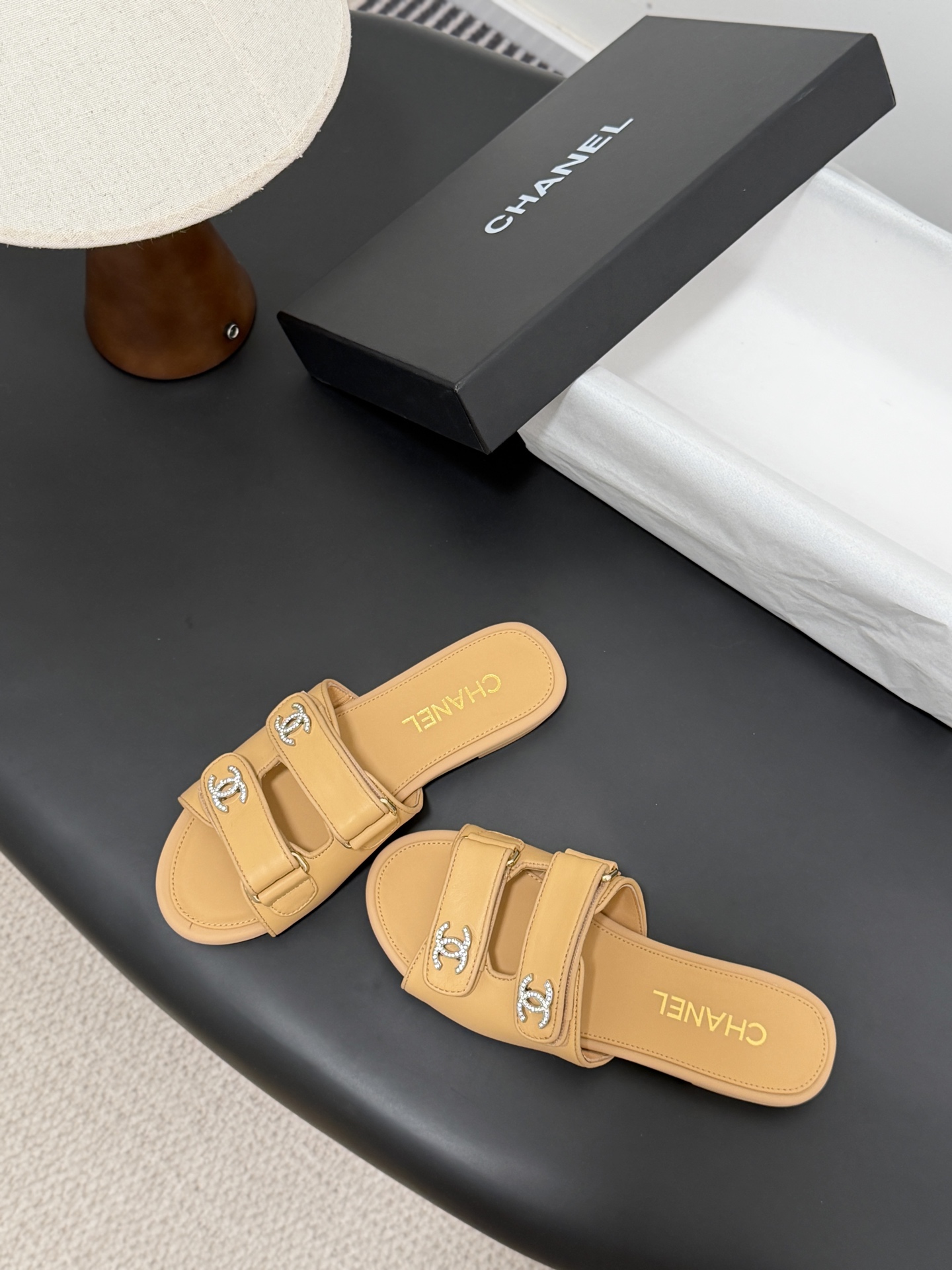 샤넬(CHANEL) 클래식 더블 C 로고 슬리퍼 신발