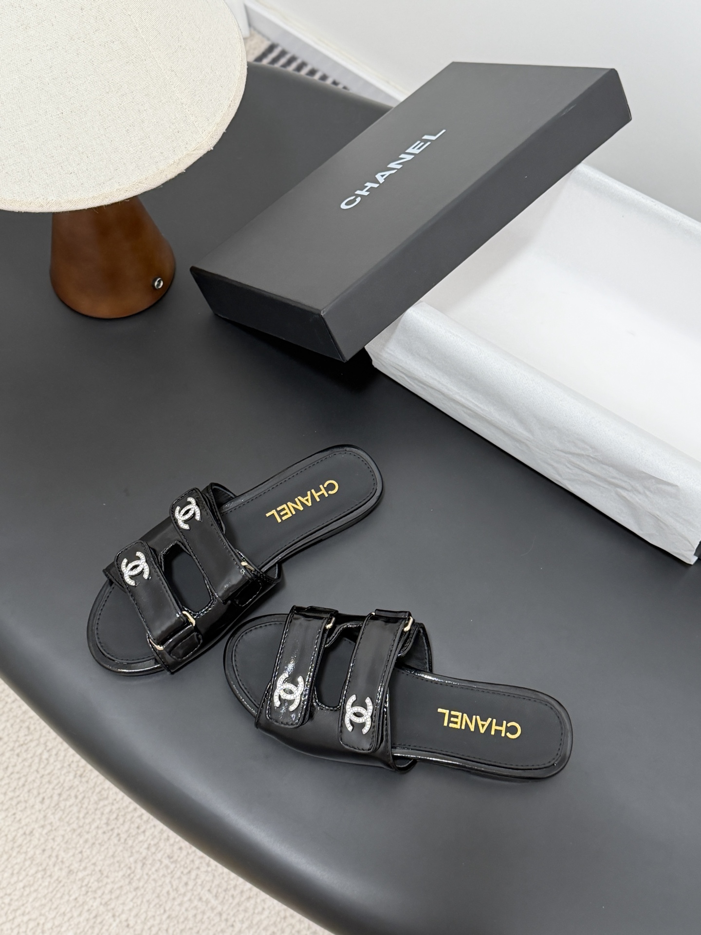 샤넬(CHANEL) 클래식 더블 C 로고 슬리퍼 신발