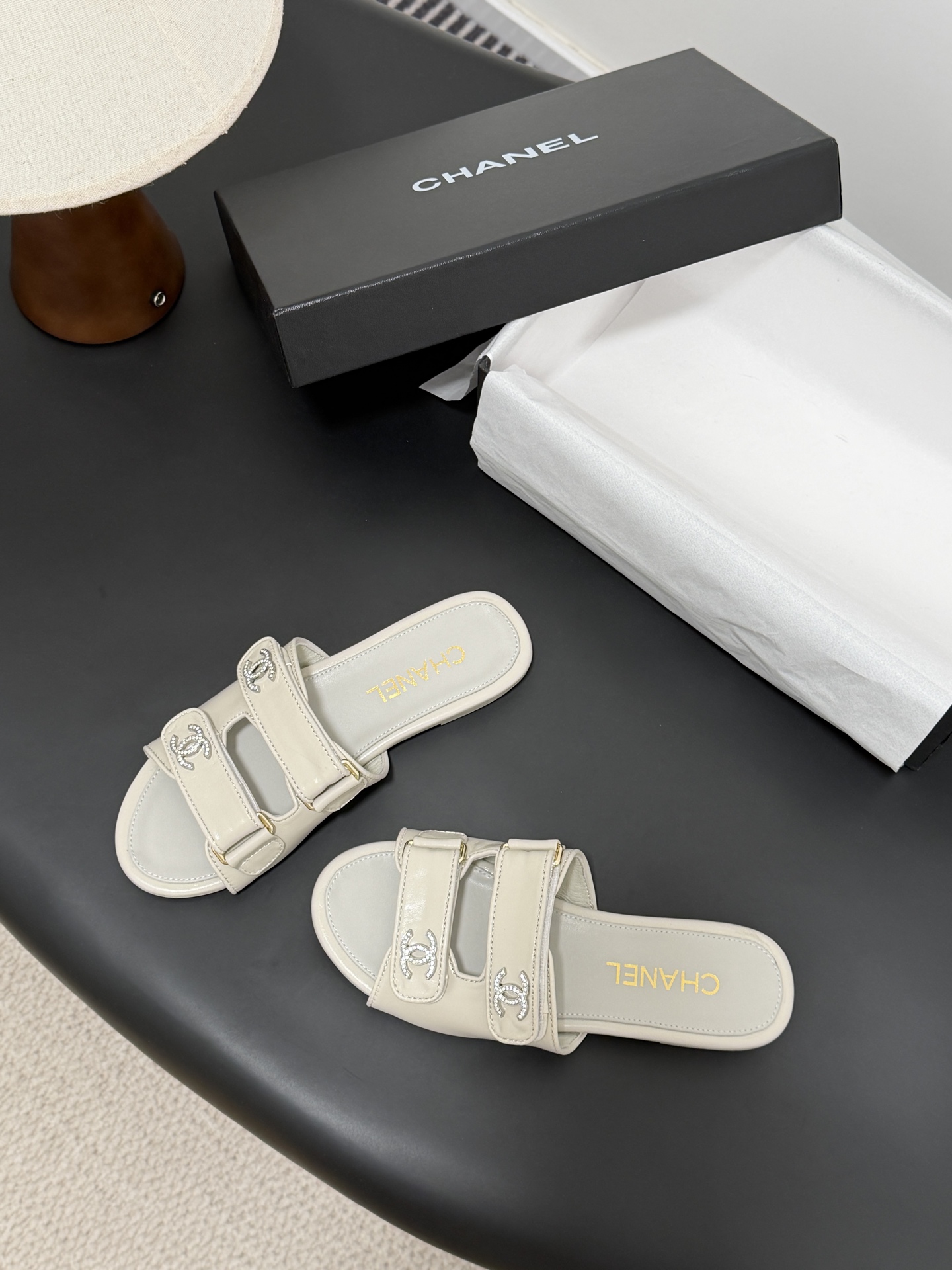샤넬(CHANEL) 클래식 더블 C 로고 슬리퍼 신발
