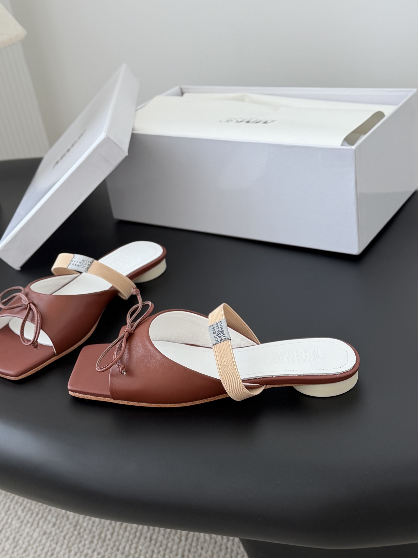 메종 마르지엘라(Maison Margiela) 스퀘어토 리본 뮬 슬리퍼 신발