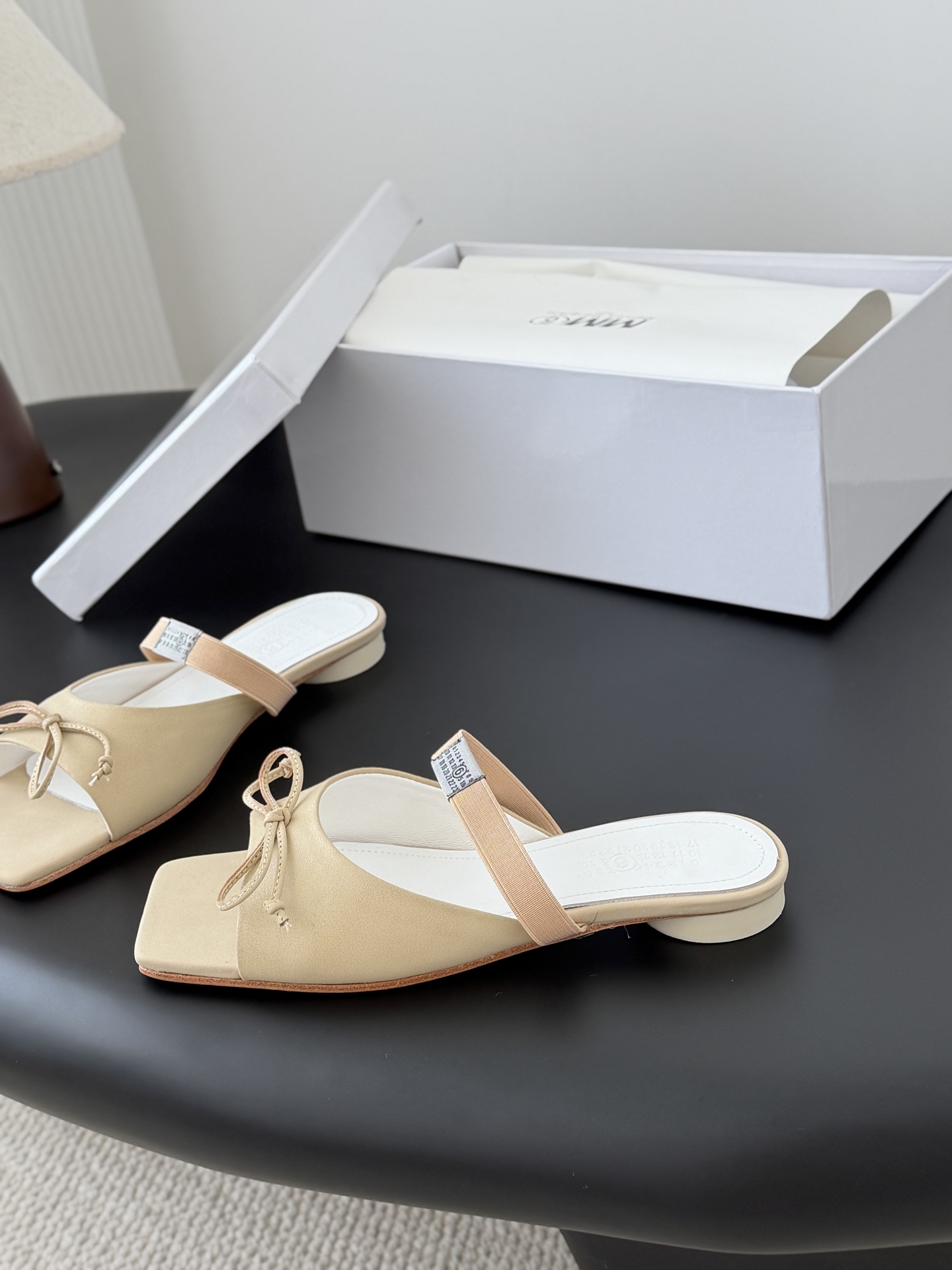 메종 마르지엘라(Maison Margiela) 스퀘어토 리본 뮬 슬리퍼 신발