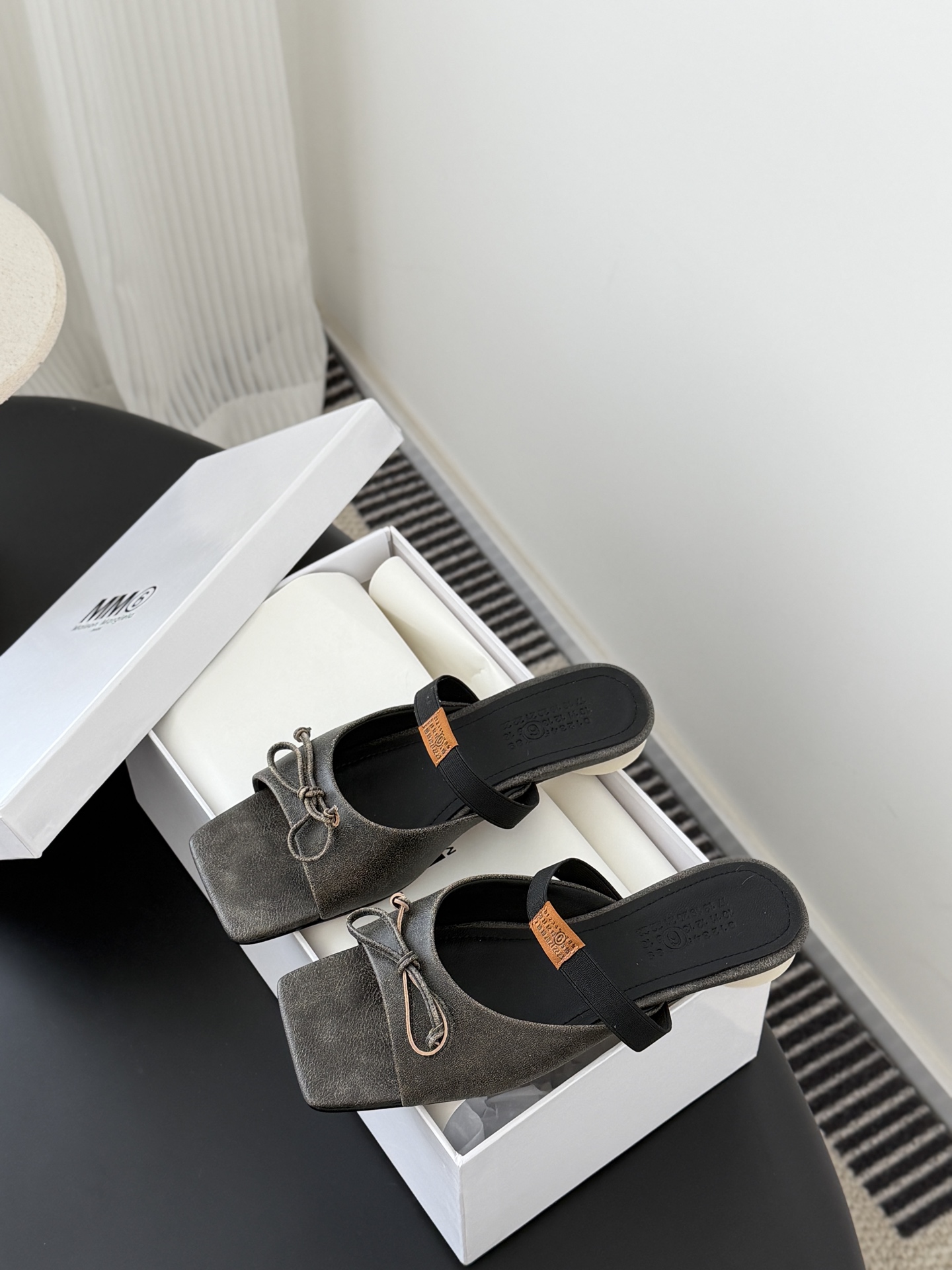 메종 마르지엘라(Maison Margiela) 스퀘어토 리본 뮬 슬리퍼 신발