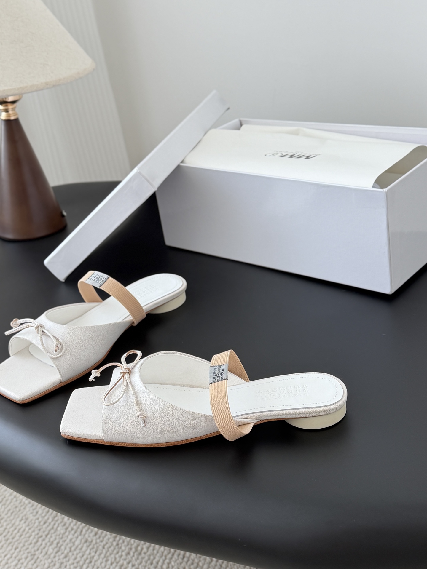 메종 마르지엘라(Maison Margiela) 스퀘어토 리본 뮬 슬리퍼 신발