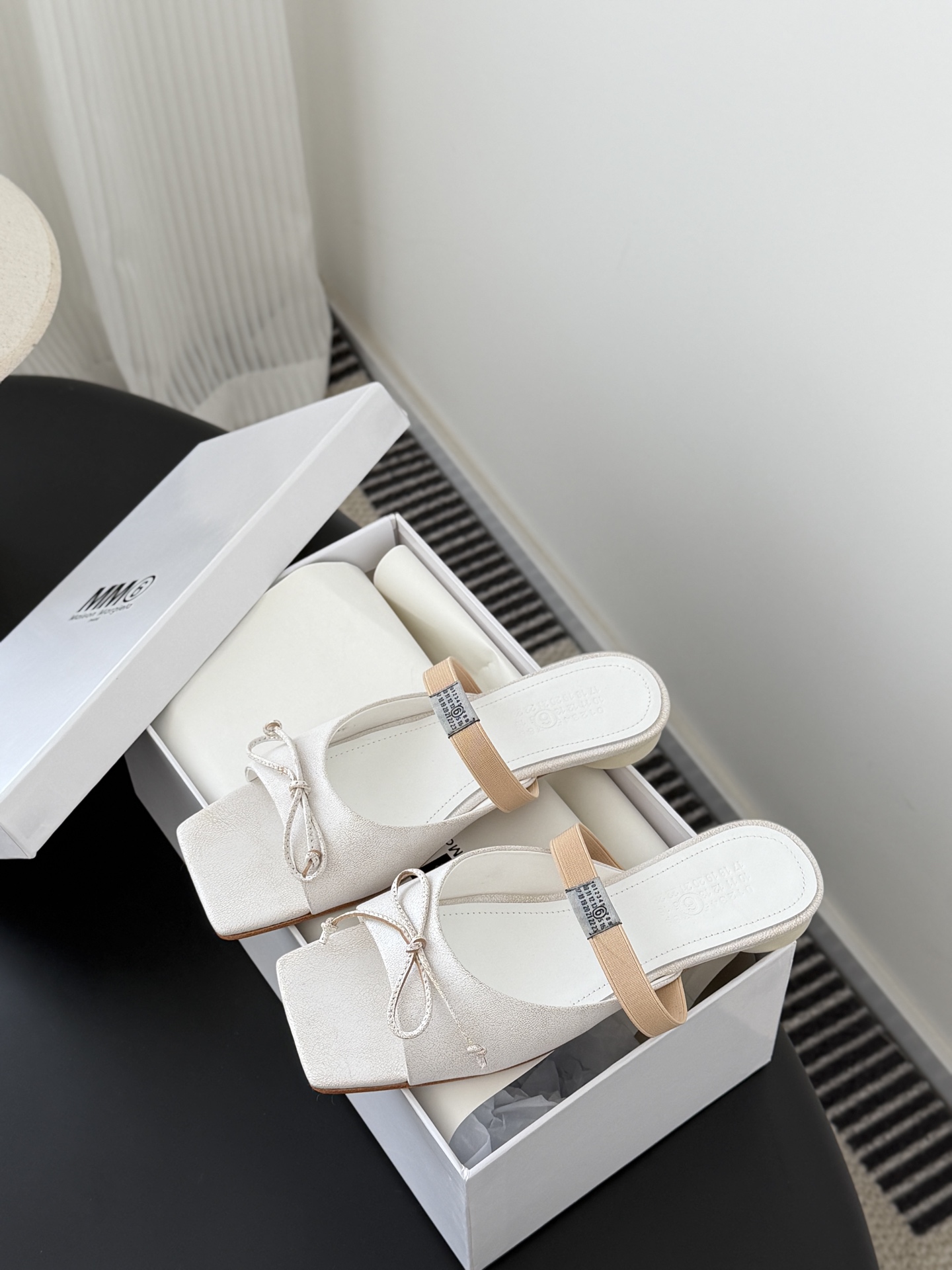 메종 마르지엘라(Maison Margiela) 스퀘어토 리본 뮬 슬리퍼 신발