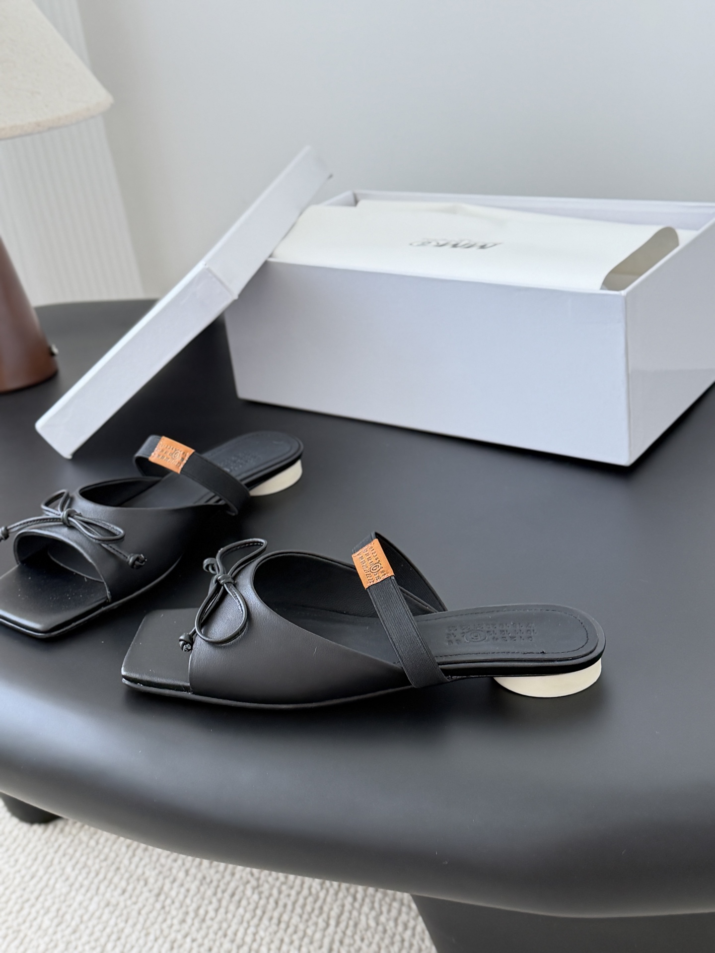 메종 마르지엘라(Maison Margiela) 스퀘어토 리본 뮬 슬리퍼 신발