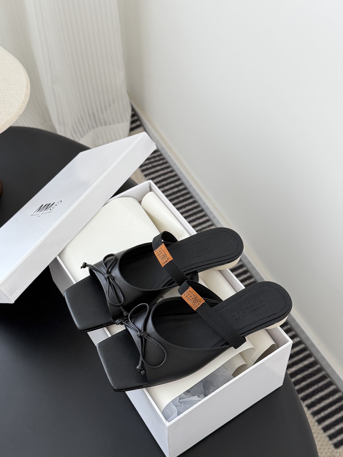 메종 마르지엘라(Maison Margiela) 스퀘어토 리본 뮬 슬리퍼 신발