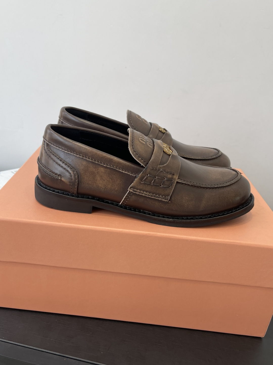 miumiu 미우미우 럭키 코인 레더 로퍼 구두 신발