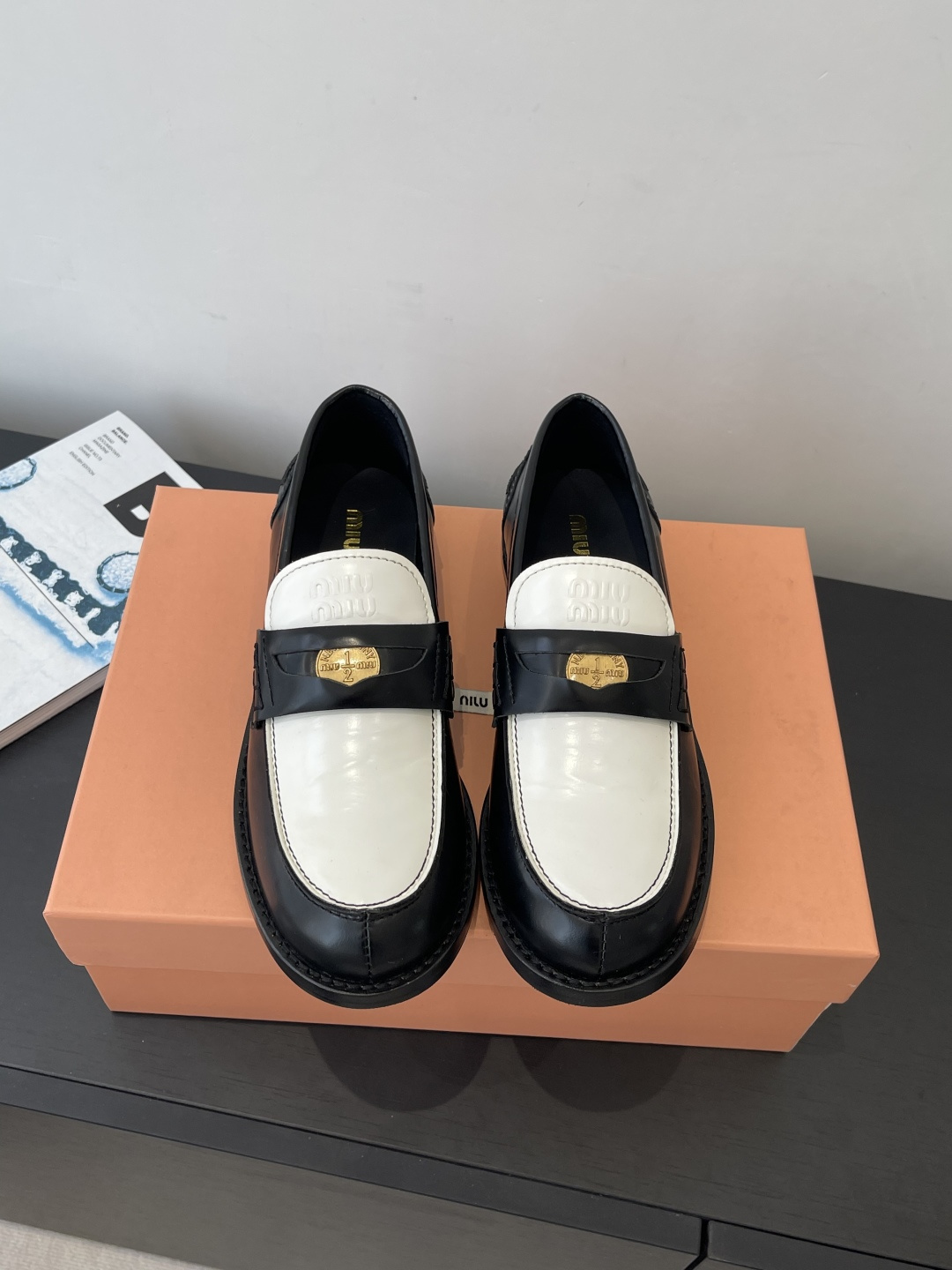 miumiu 미우미우 럭키 코인 레더 로퍼 구두 신발