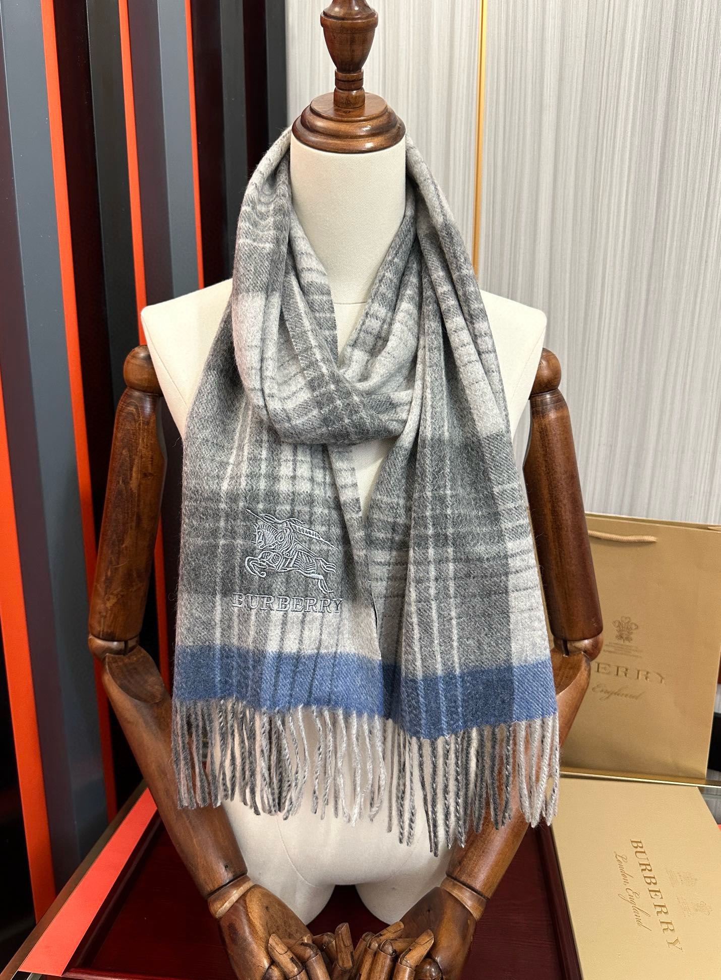 버버리(Burberry) 클래식 체크 캐시미어 목도리 스카프