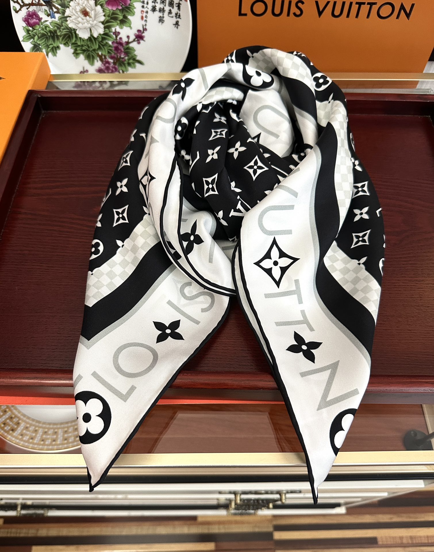 루이비통(LV) 모노그램 실크 협업 목도리 스카프