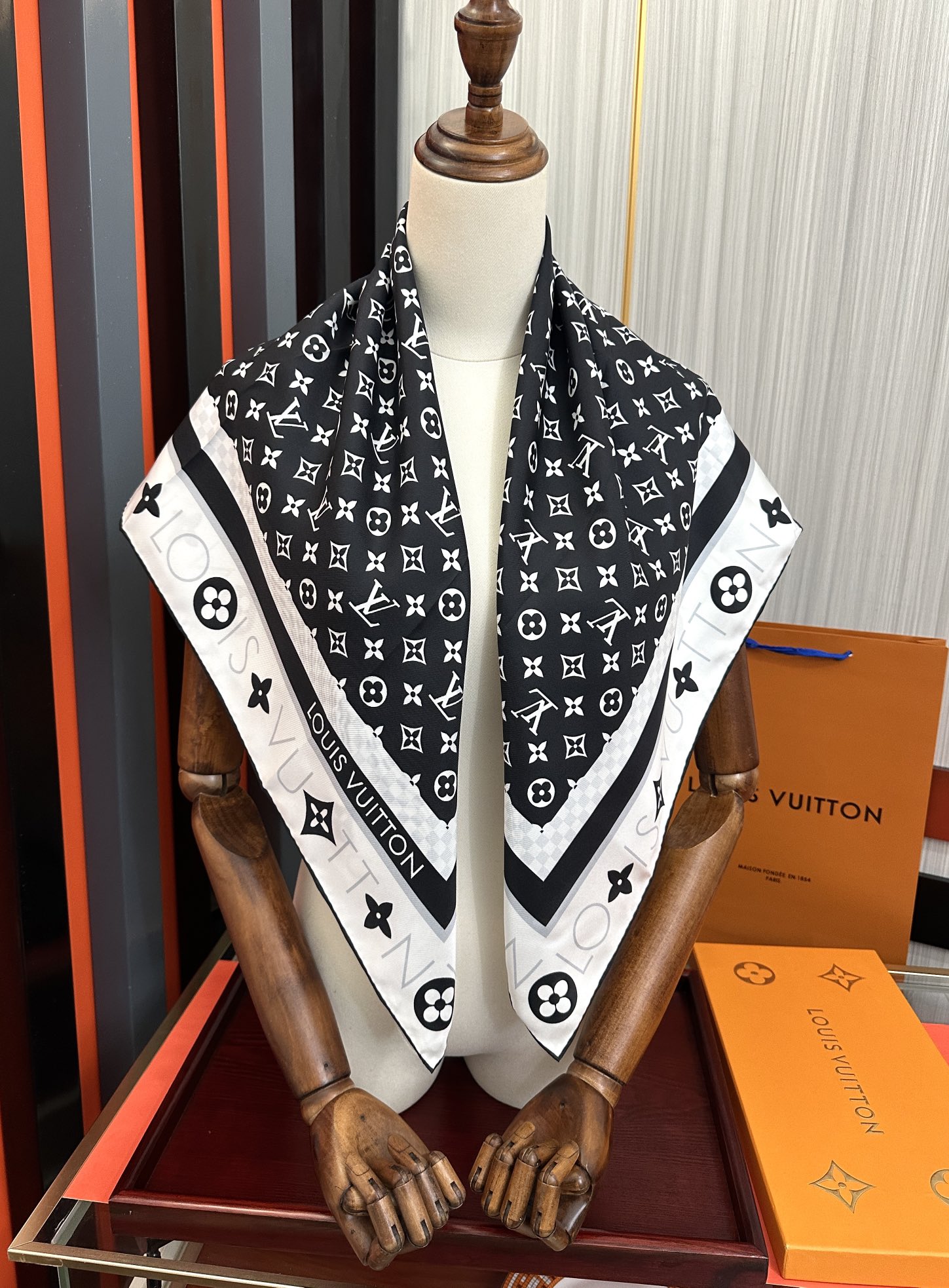 루이비통(LV) 모노그램 실크 협업 목도리 스카프