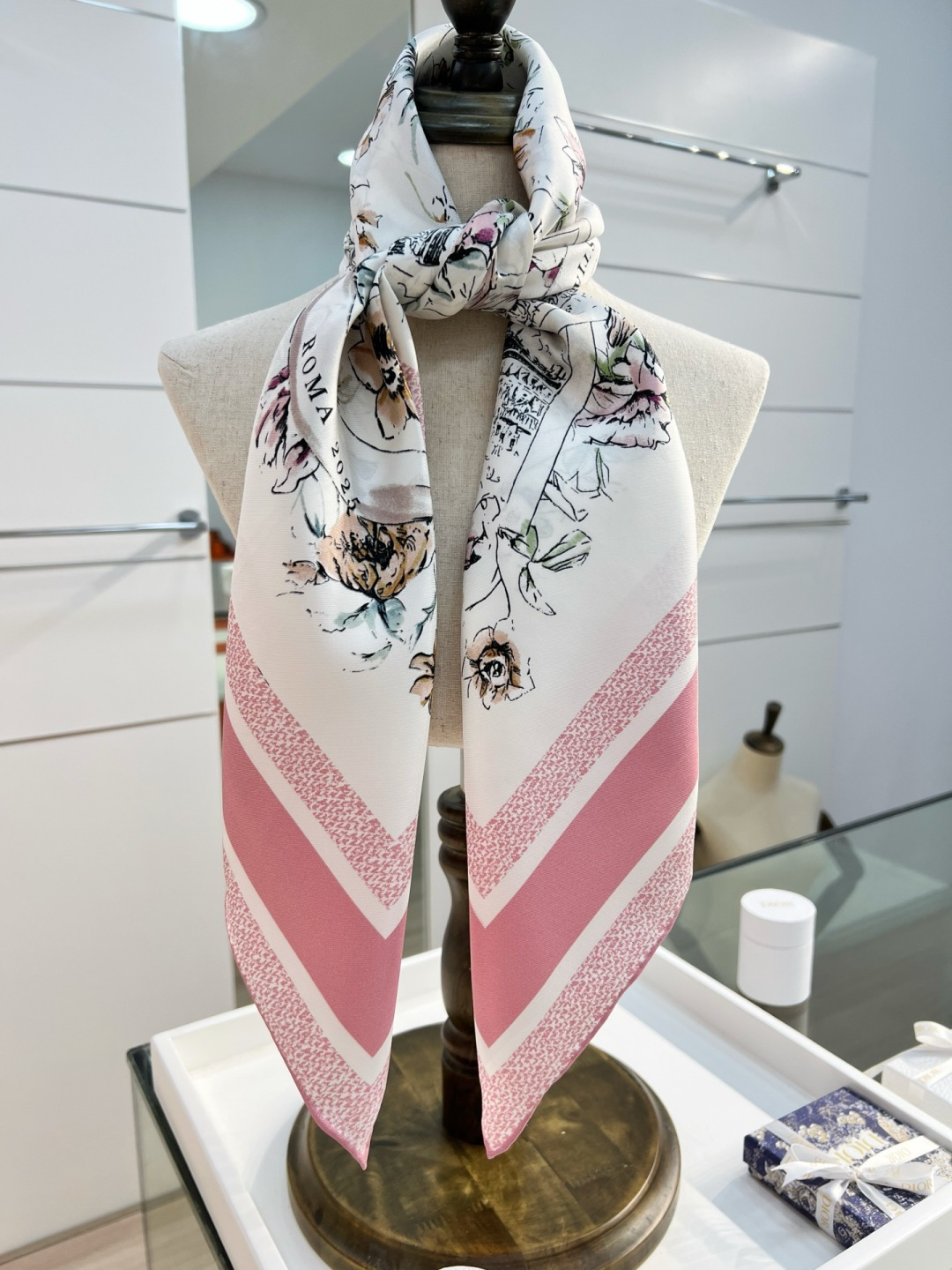 디올(DIOR) Souvenir de Rome 실크 목도리 스카프