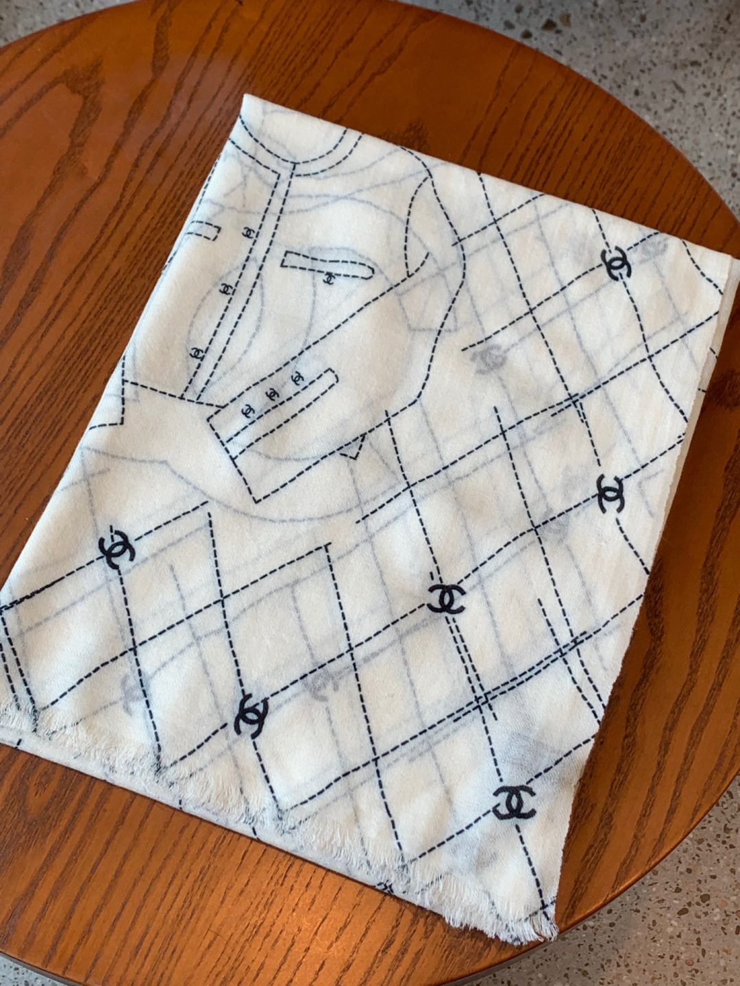 샤넬(CHANEL) 캐시미어 라인 아트 숄 목도리 스카프