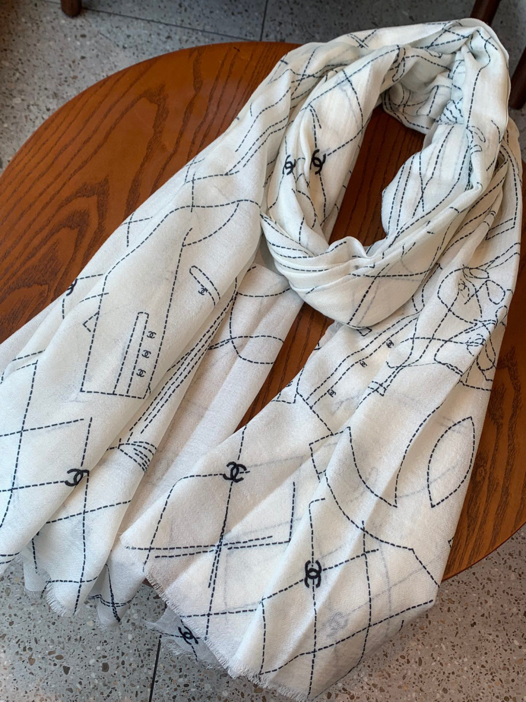 샤넬(CHANEL) 캐시미어 라인 아트 숄 목도리 스카프