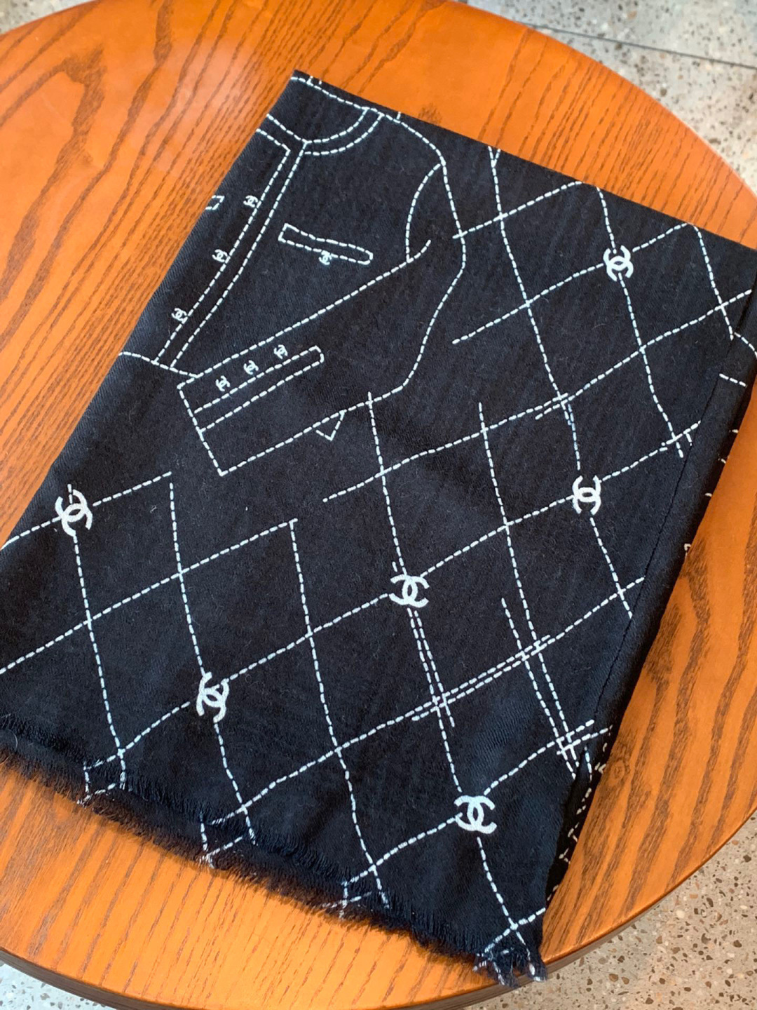 샤넬(CHANEL) 캐시미어 라인 아트 숄 목도리 스카프