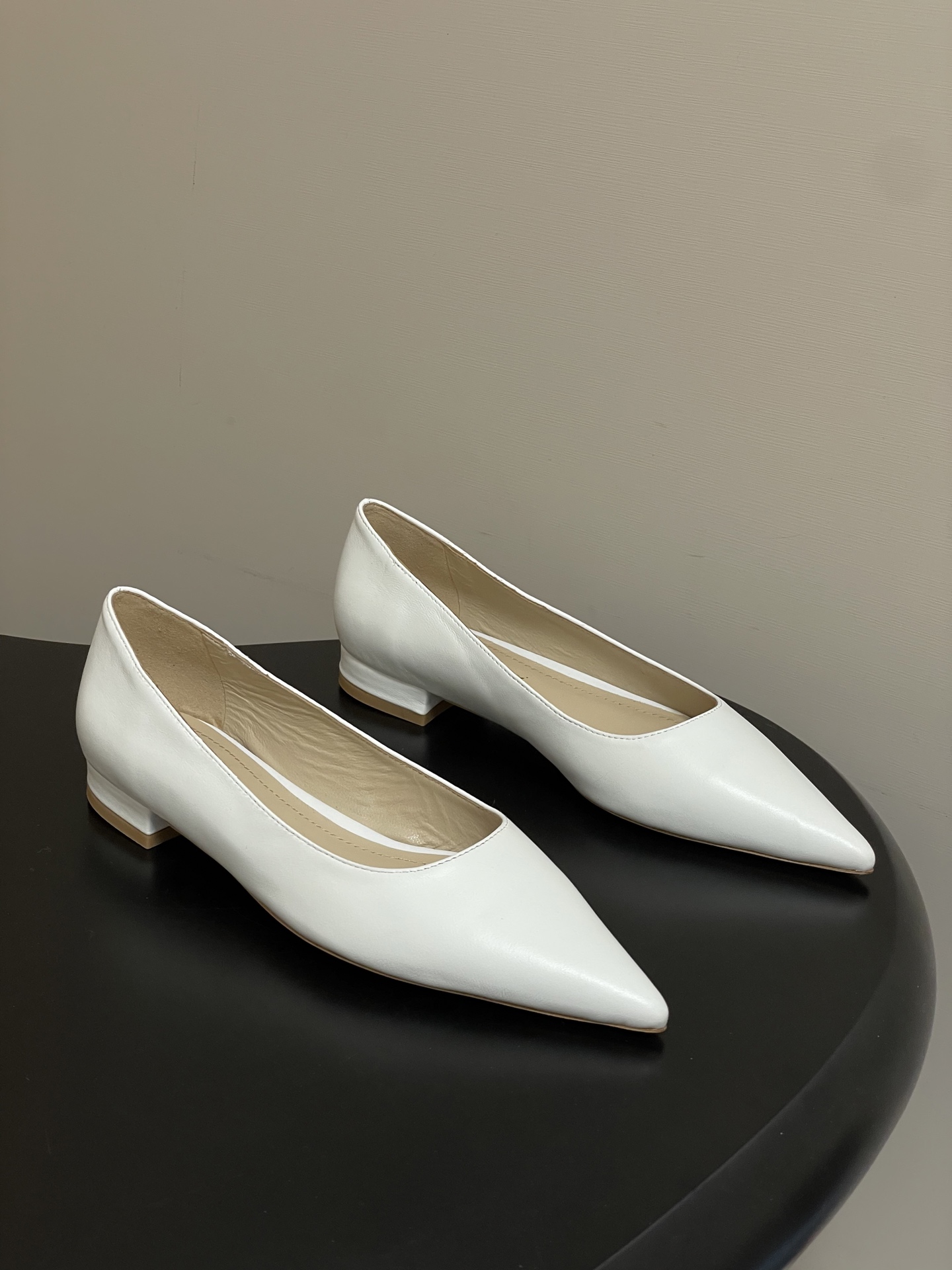 지안비토 로시(GIANVITO ROSSI) 포인티드 플랫슈즈 신발