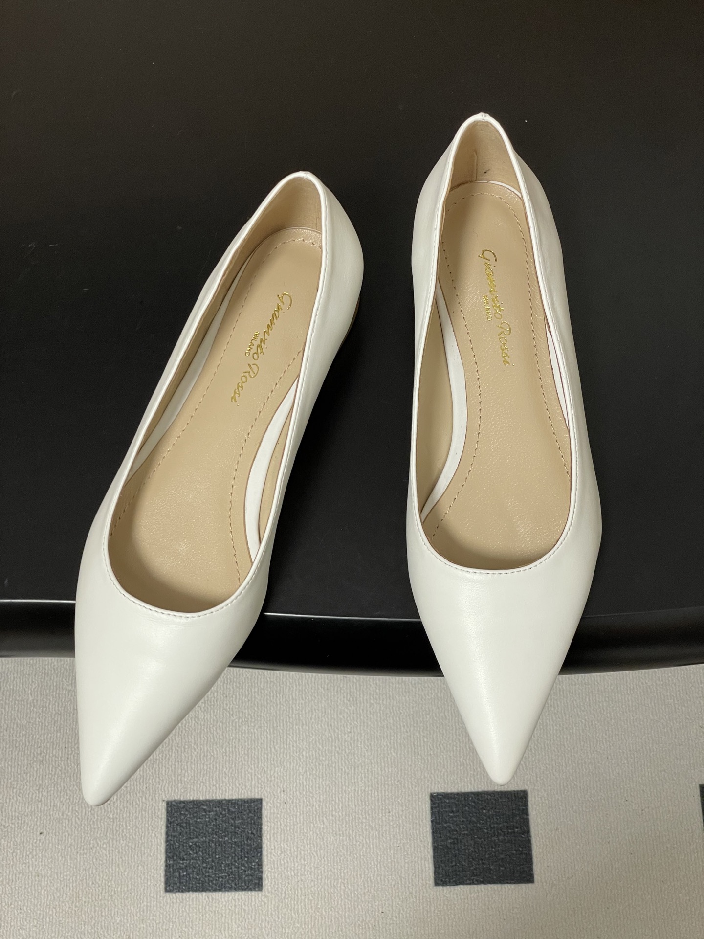 지안비토 로시(GIANVITO ROSSI) 포인티드 플랫슈즈 신발