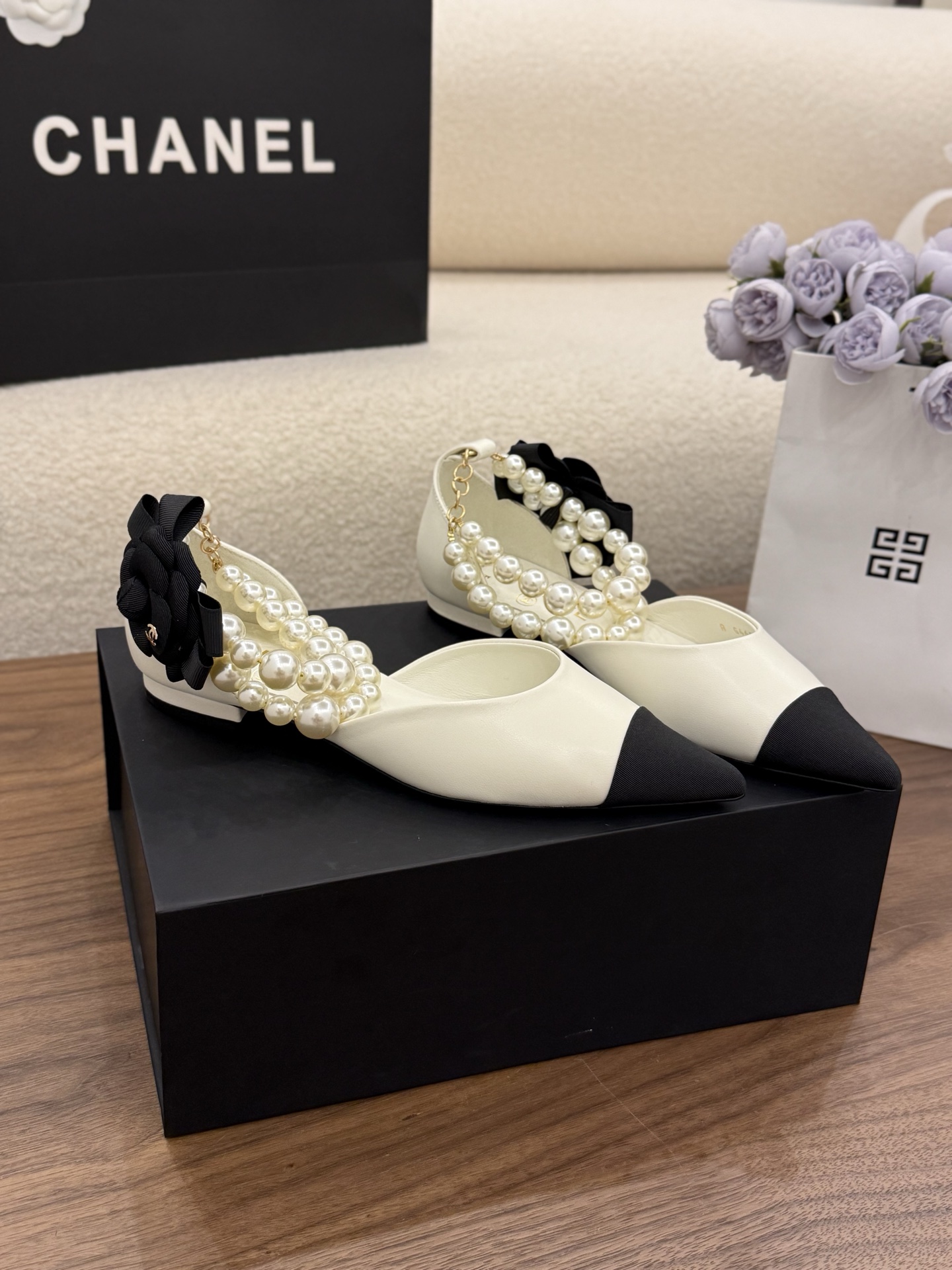 샤넬(CHANEL) 26 신상 까멜리아 펄 체인 샌들 신발