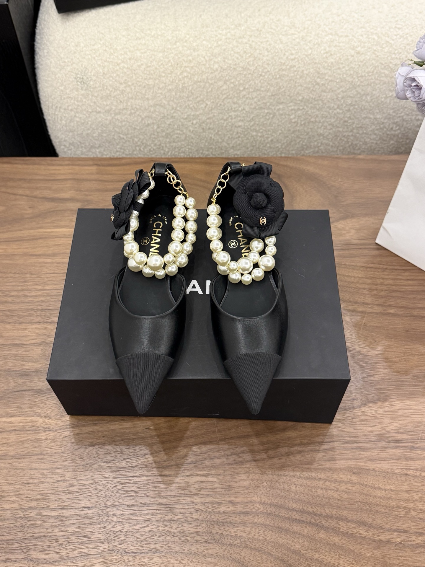 샤넬(CHANEL) 26 신상 까멜리아 펄 체인 샌들 신발