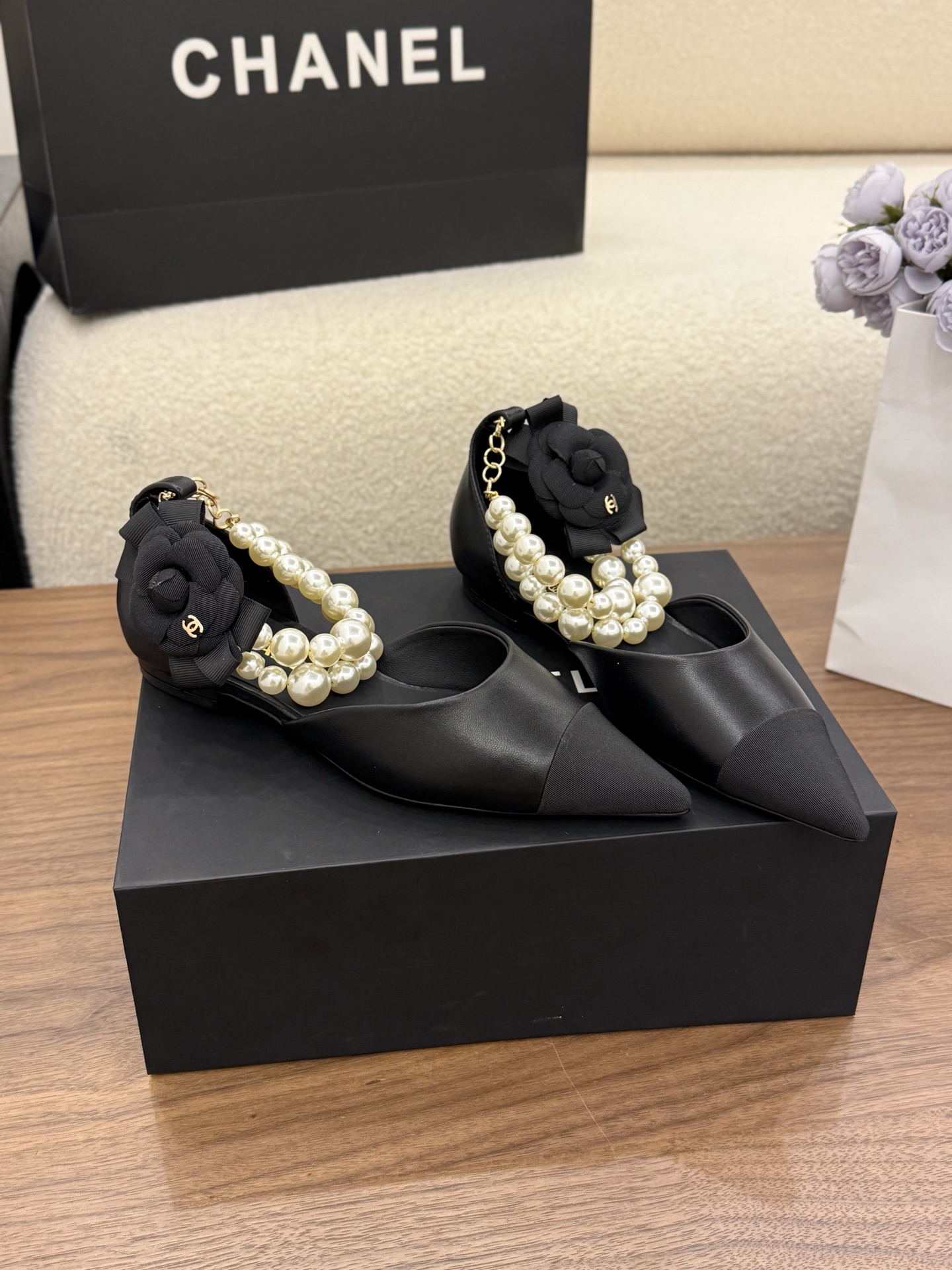 샤넬(CHANEL) 26 신상 까멜리아 펄 체인 샌들 신발