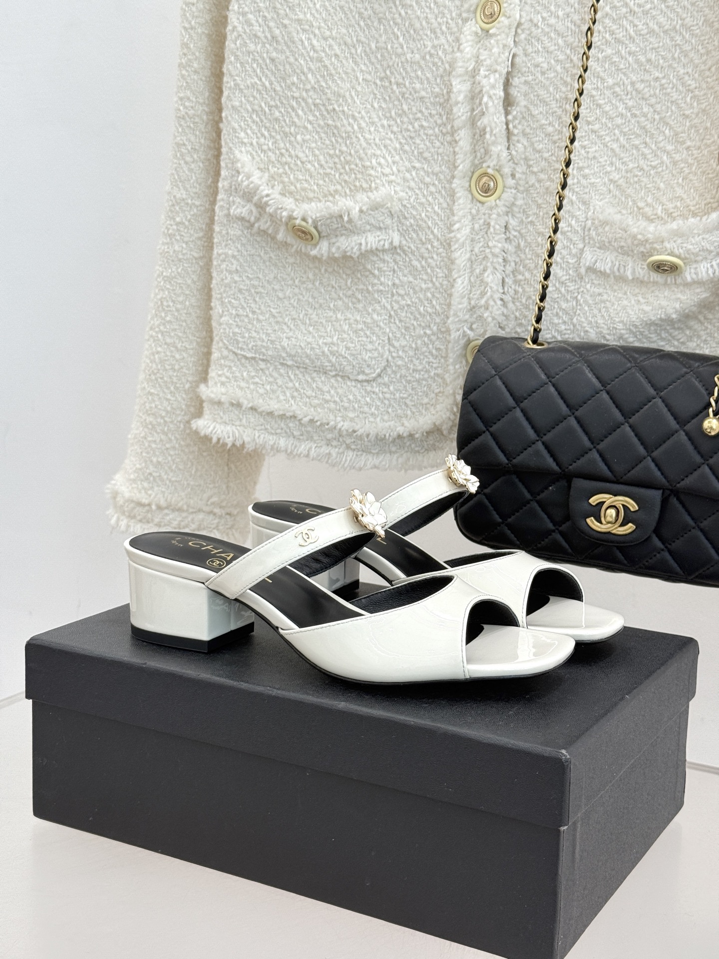 Chanel 26C 샤넬 로고 산수유(카멜리아) 오픈토 힐 슬리퍼 샌들 신발