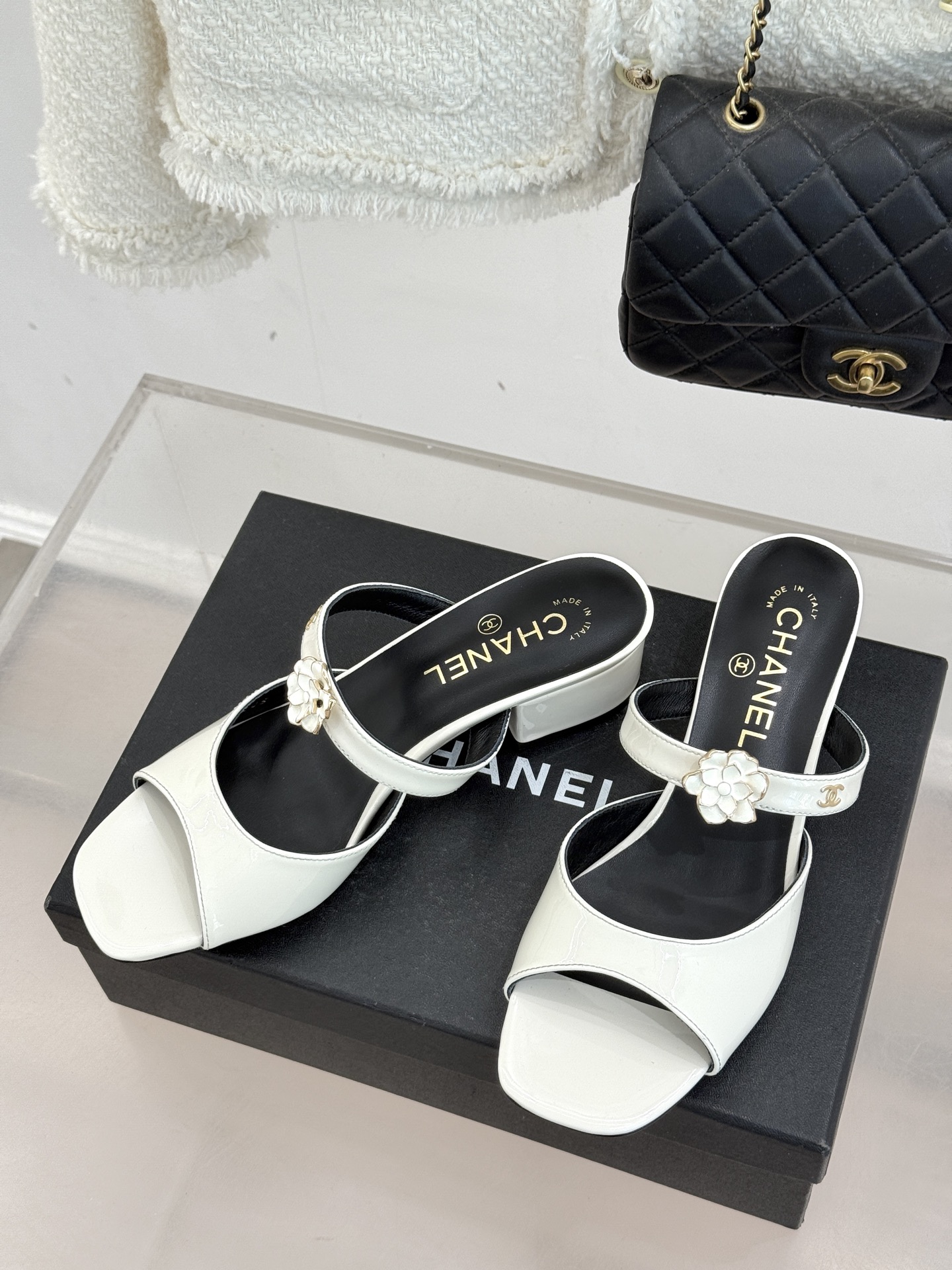 Chanel 26C 샤넬 로고 산수유(카멜리아) 오픈토 힐 슬리퍼 샌들 신발