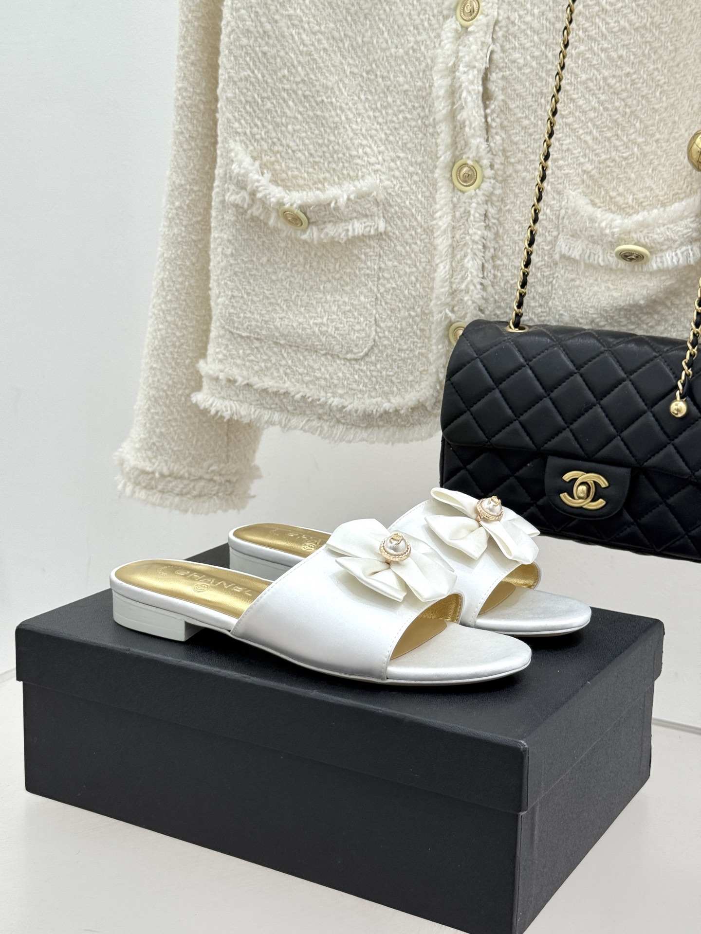 Chanel 샤넬 26C 더블 리본 스톤 로고 플랫 슬리퍼 샌들 신발