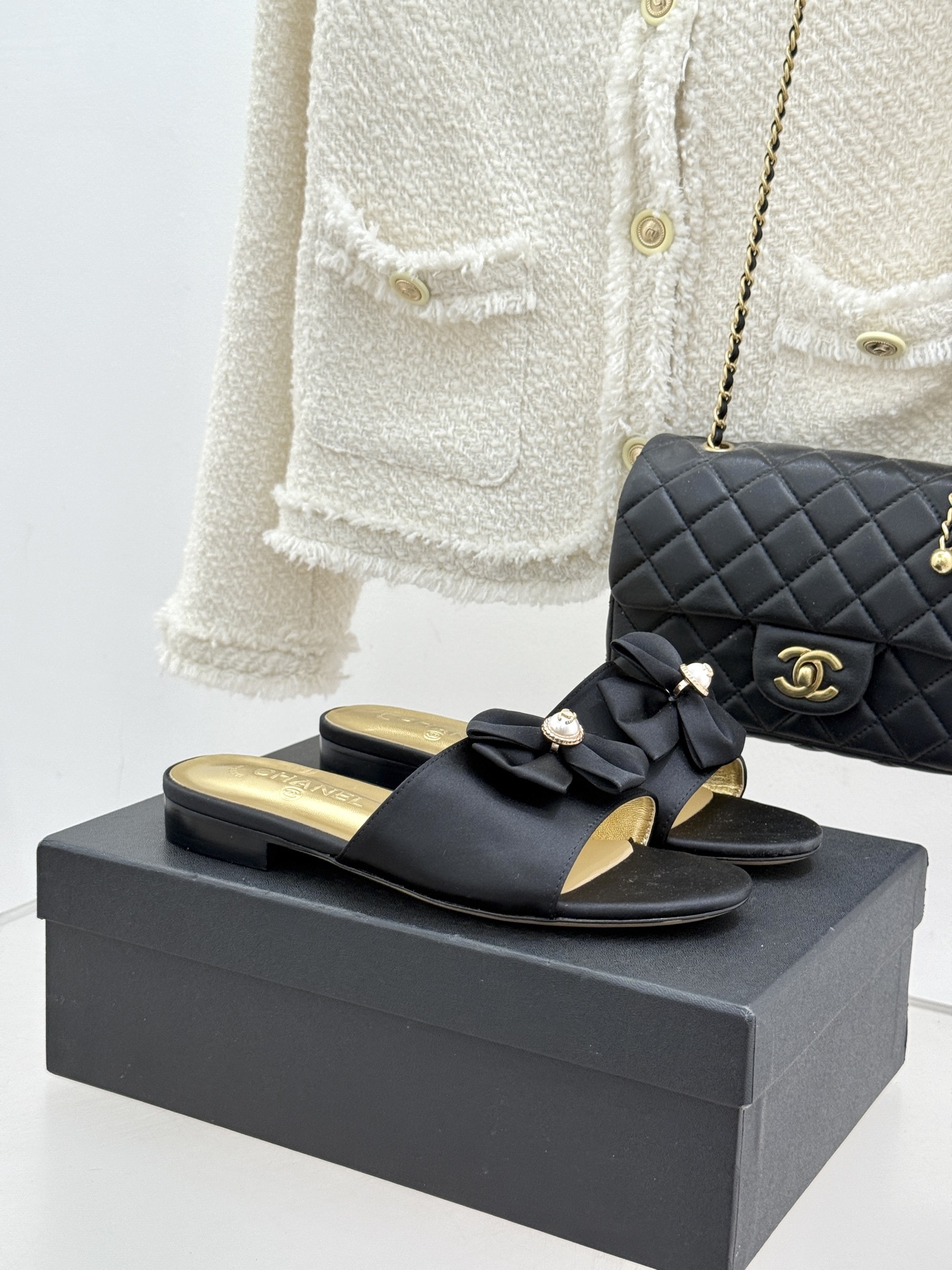 Chanel 샤넬 26C 더블 리본 스톤 로고 플랫 슬리퍼 샌들 신발