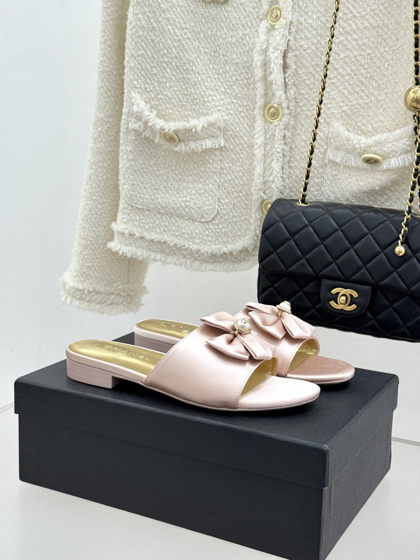 Chanel 샤넬 26C 더블 리본 스톤 로고 플랫 슬리퍼 샌들 신발