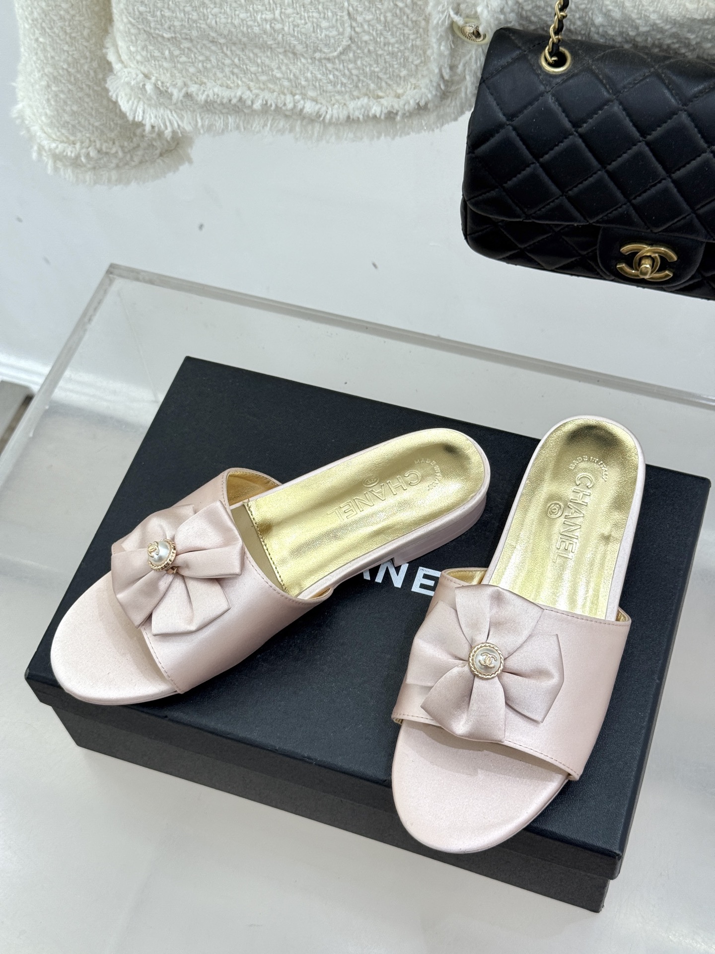 Chanel 샤넬 26C 더블 리본 스톤 로고 플랫 슬리퍼 샌들 신발