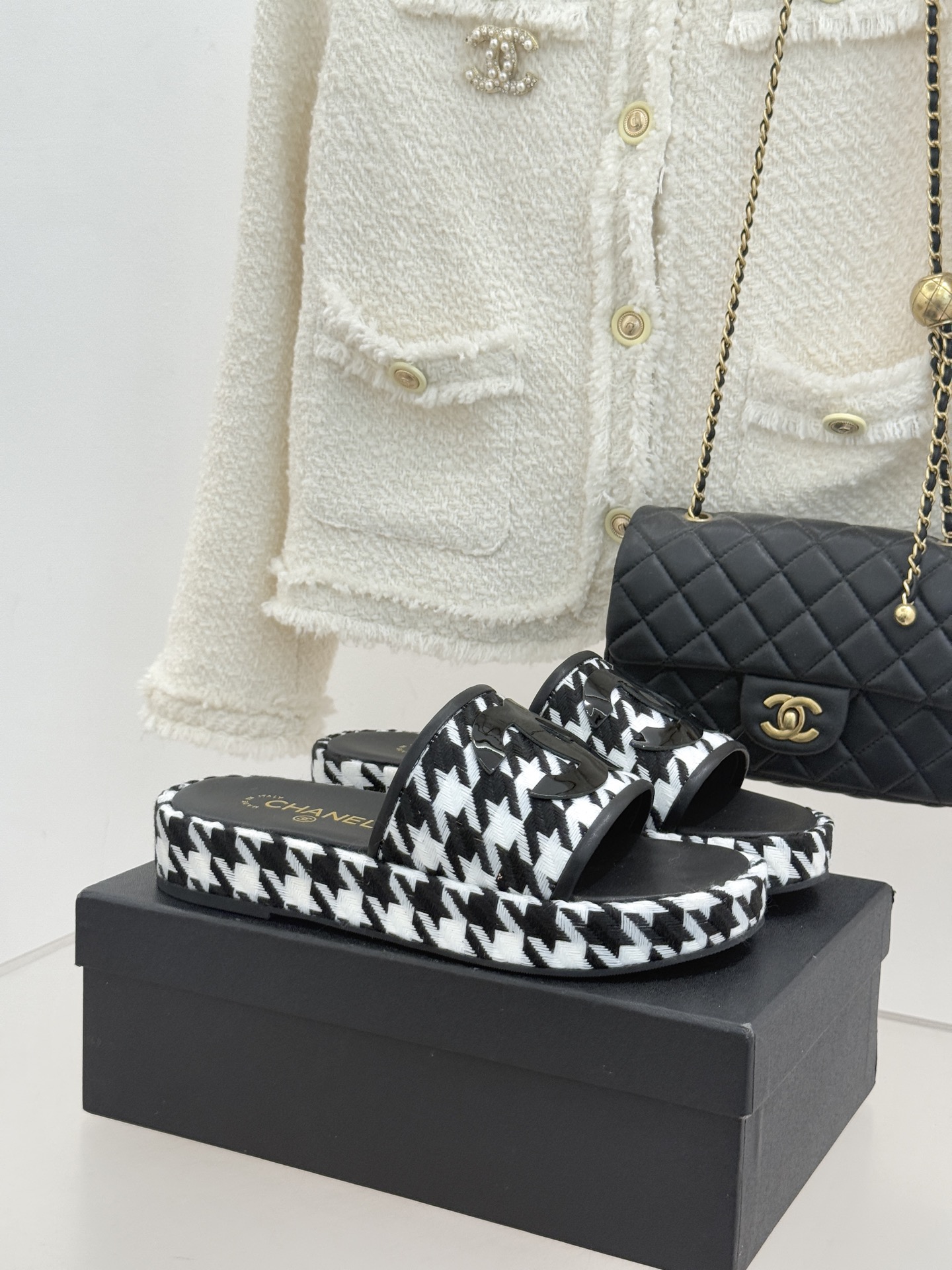 샤넬(CHANEL) 클래식 하운드투스 플랫폼 슬리퍼 신발